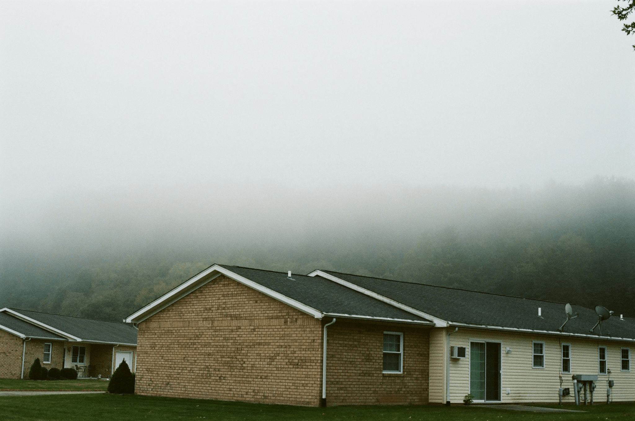 Modern mobile home duplex showcasing eco-friendly design.