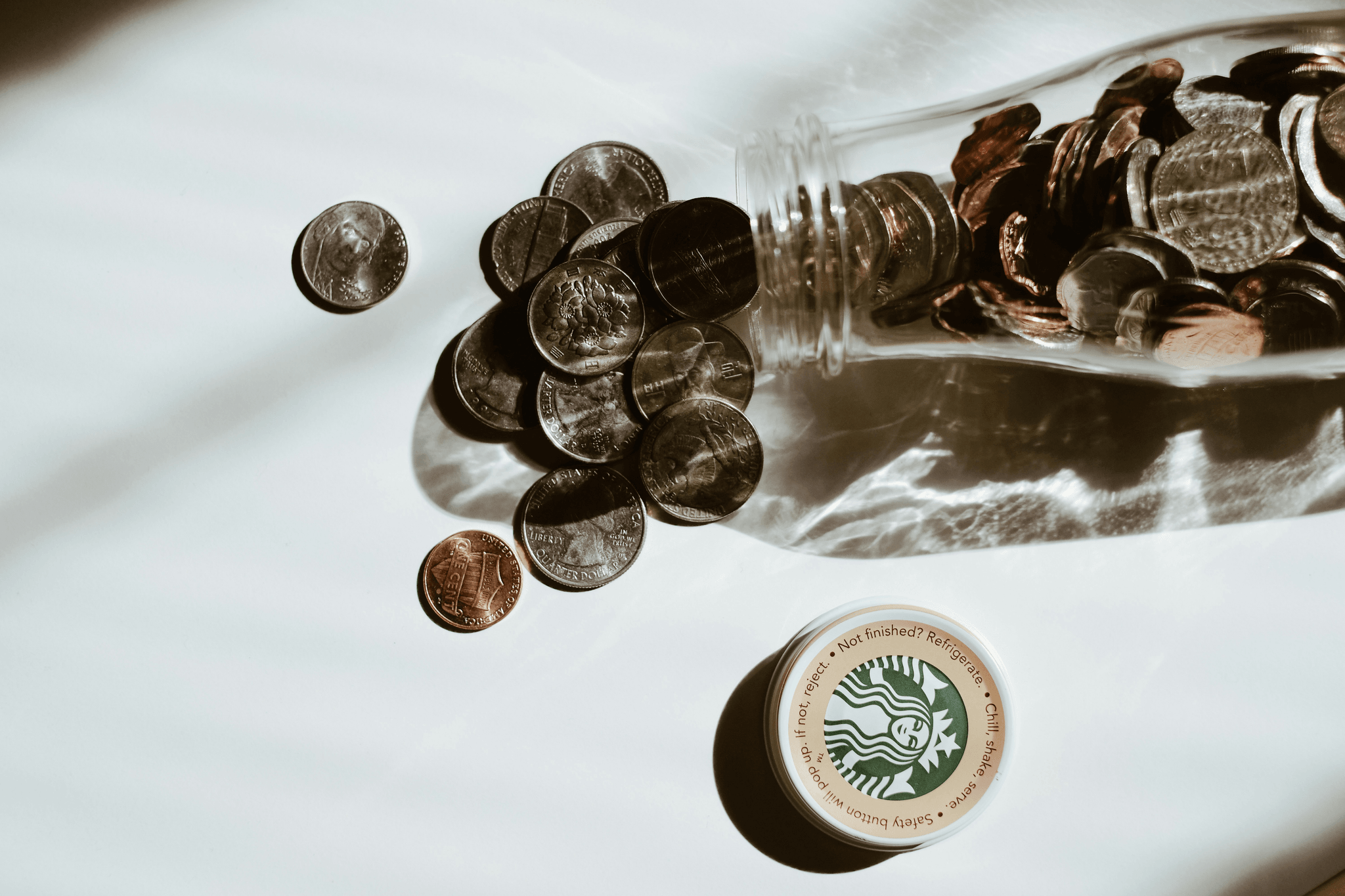 異なるジャーにコインを整理する人