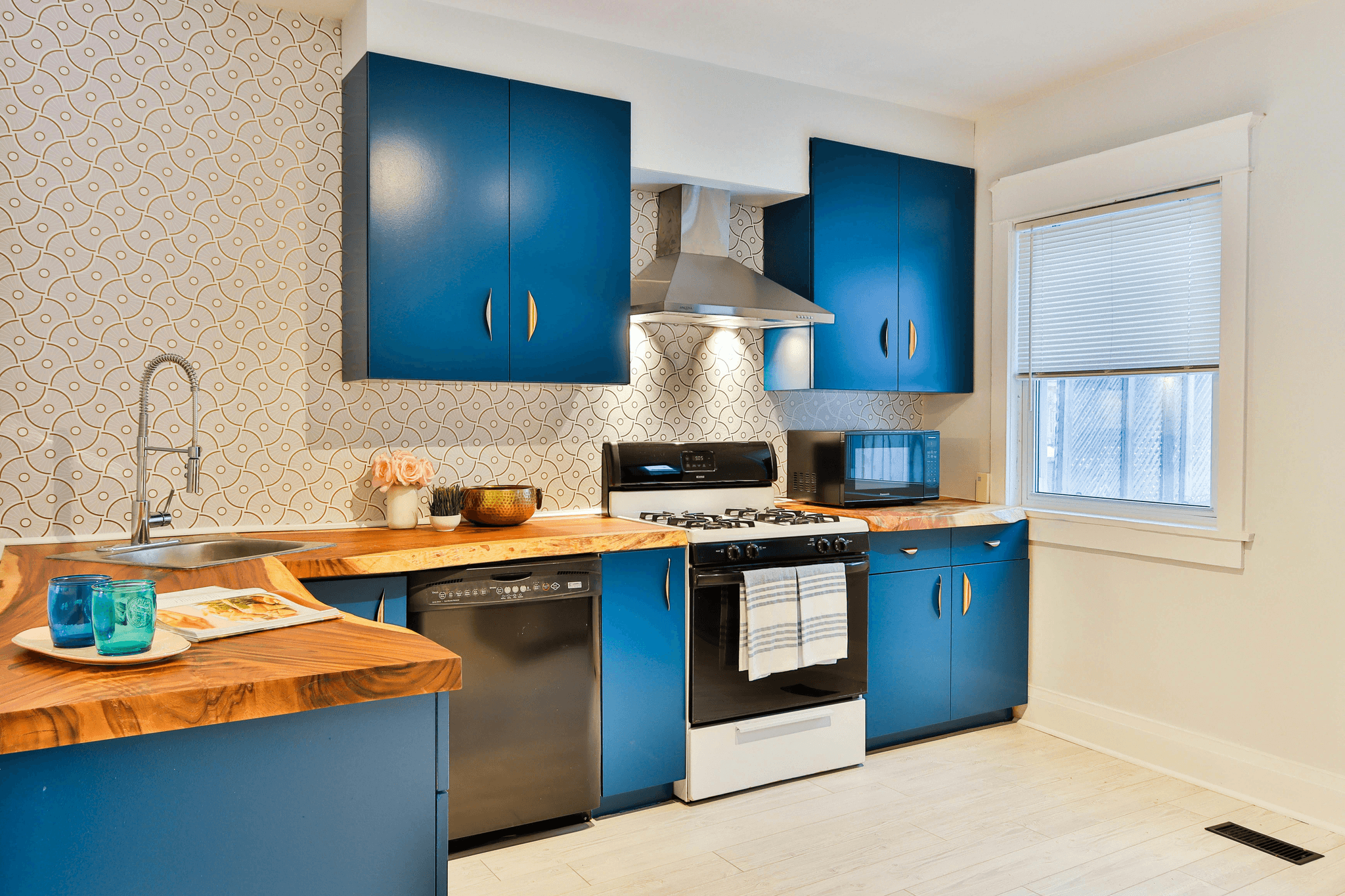 Stunning contrast between navy blue and white cabinets in modern kitchen design