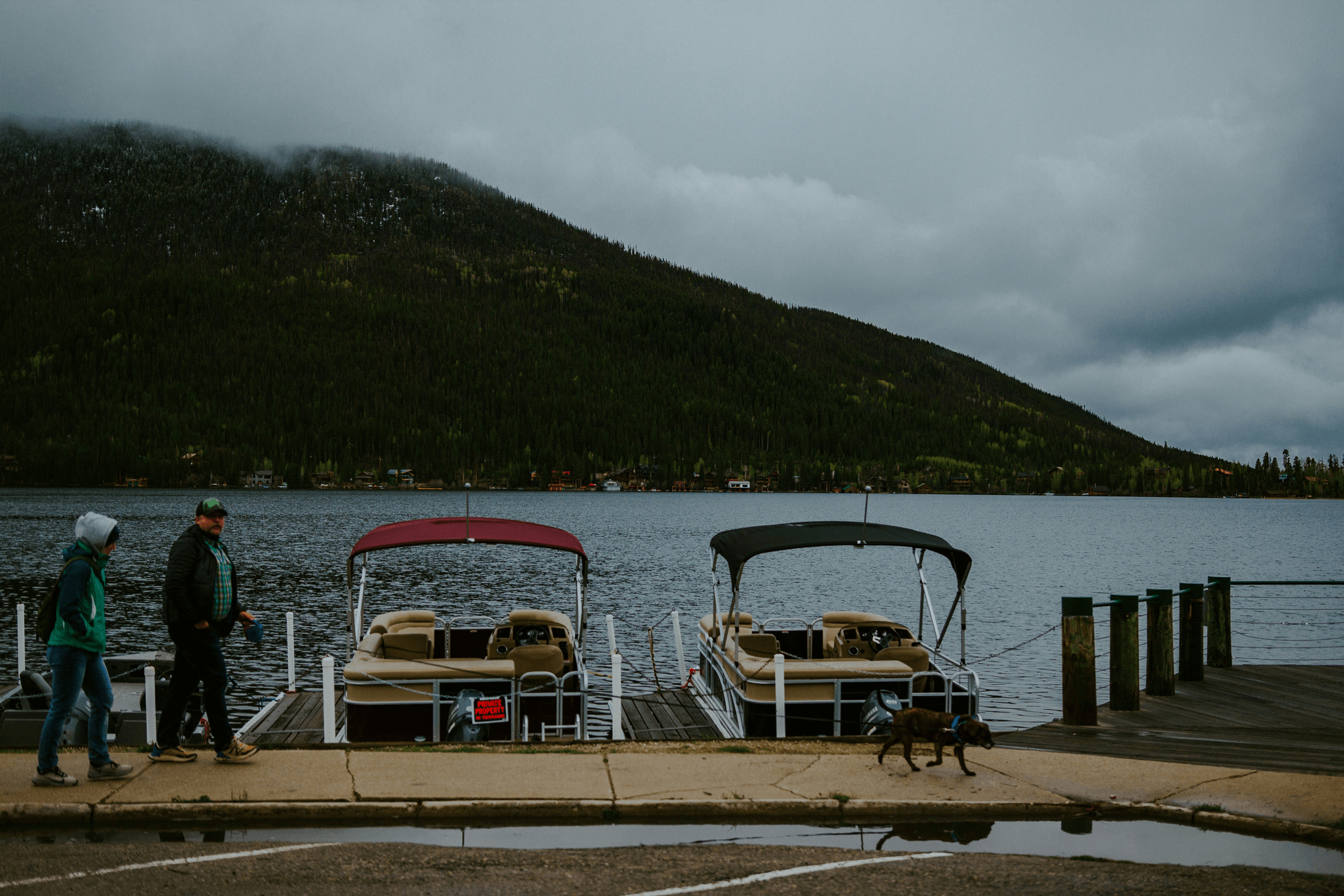 how many people can fit on a pontoon: exploring different sizes