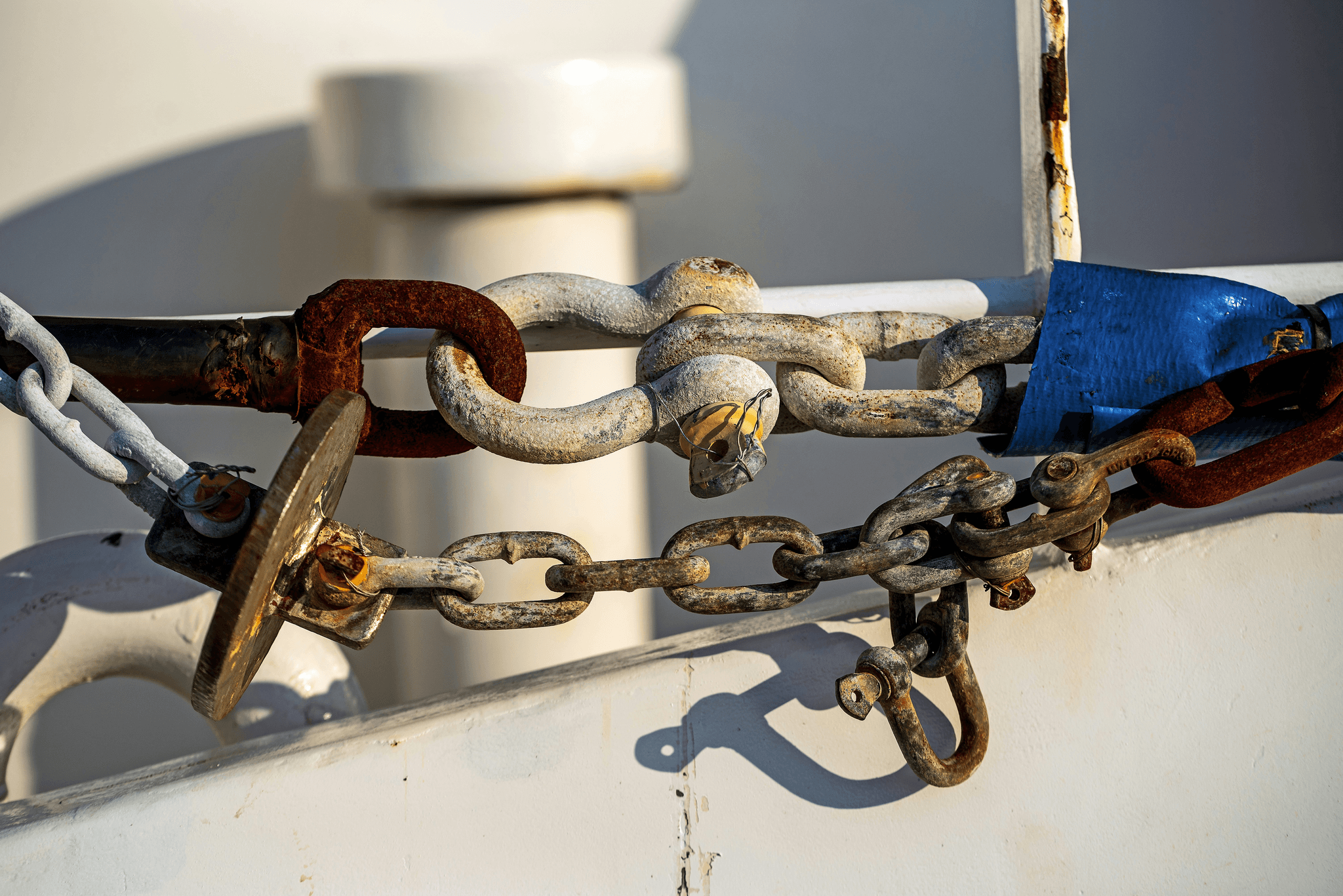 Comparison between an anchor shackle and D shackle