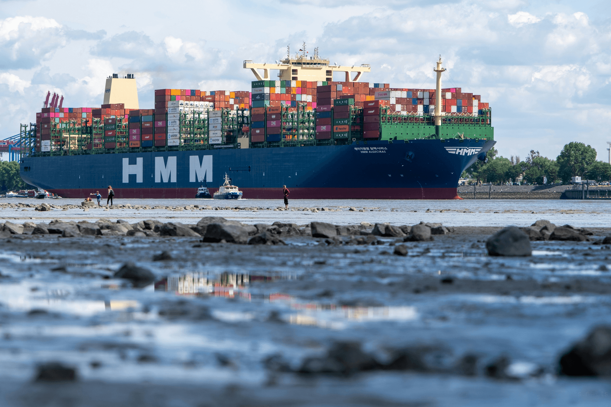 Illustration of interconnected gears representing efficiency in china supply chain.