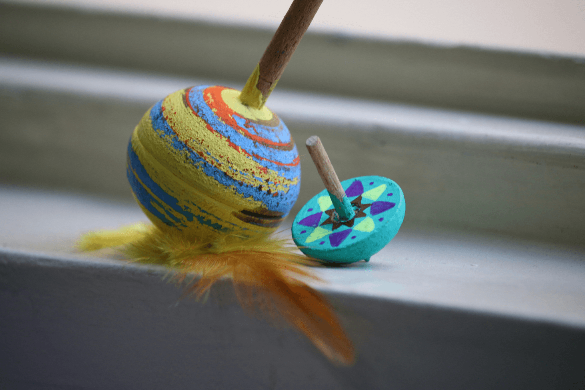 Rechargeable cat toy featuring a feather wand & teaser