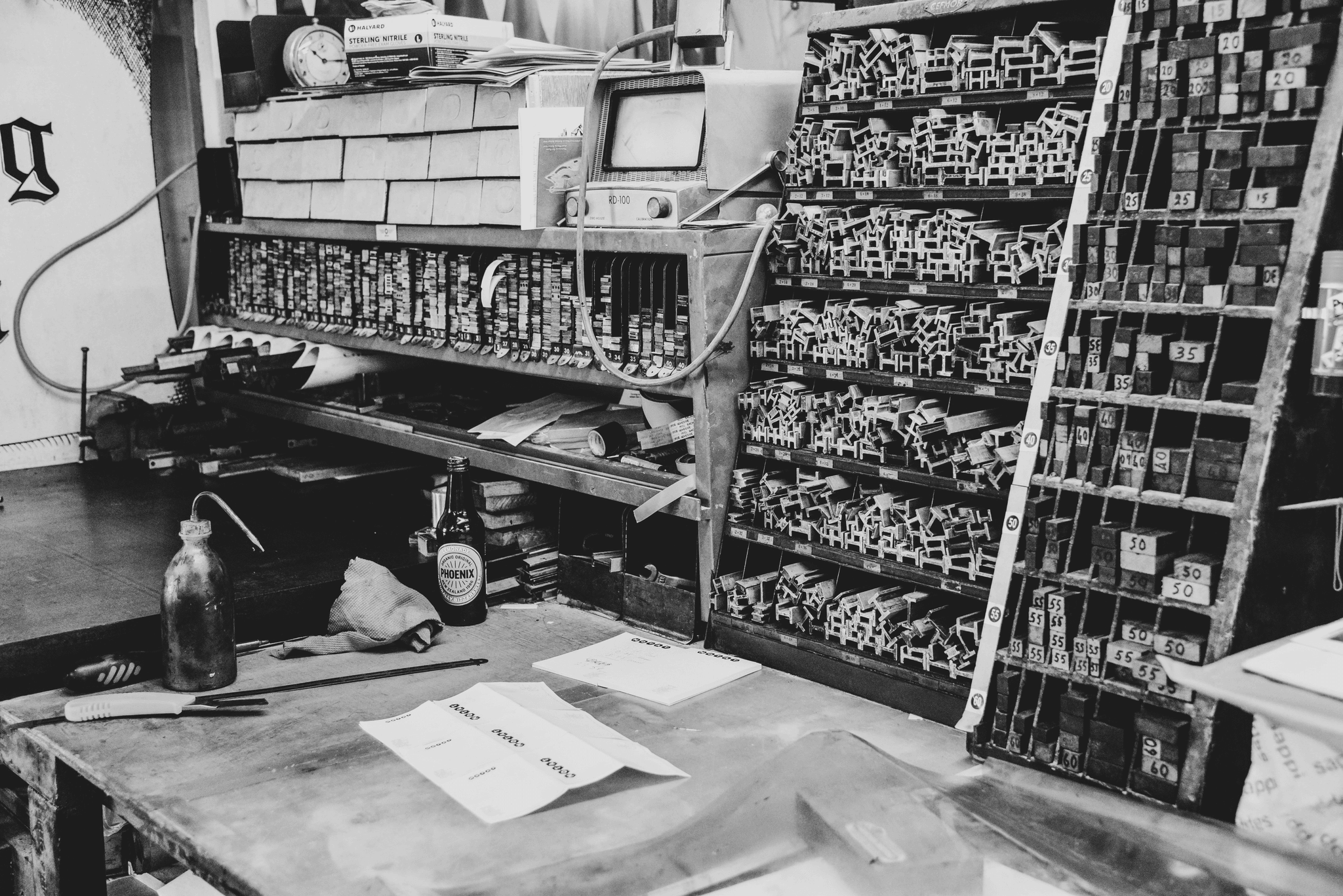 Comparison between kit home vs modular home assembly methods.