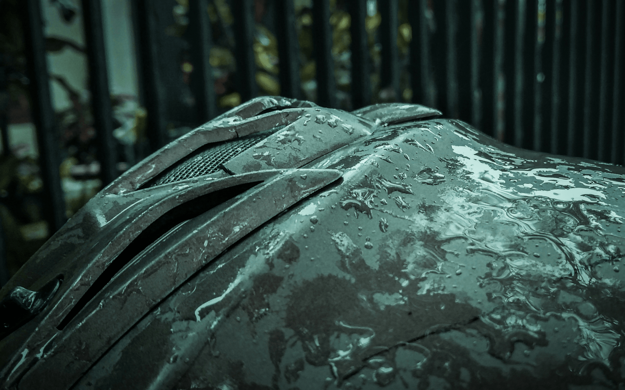 Gear cover reducing noise levels in machinery operations