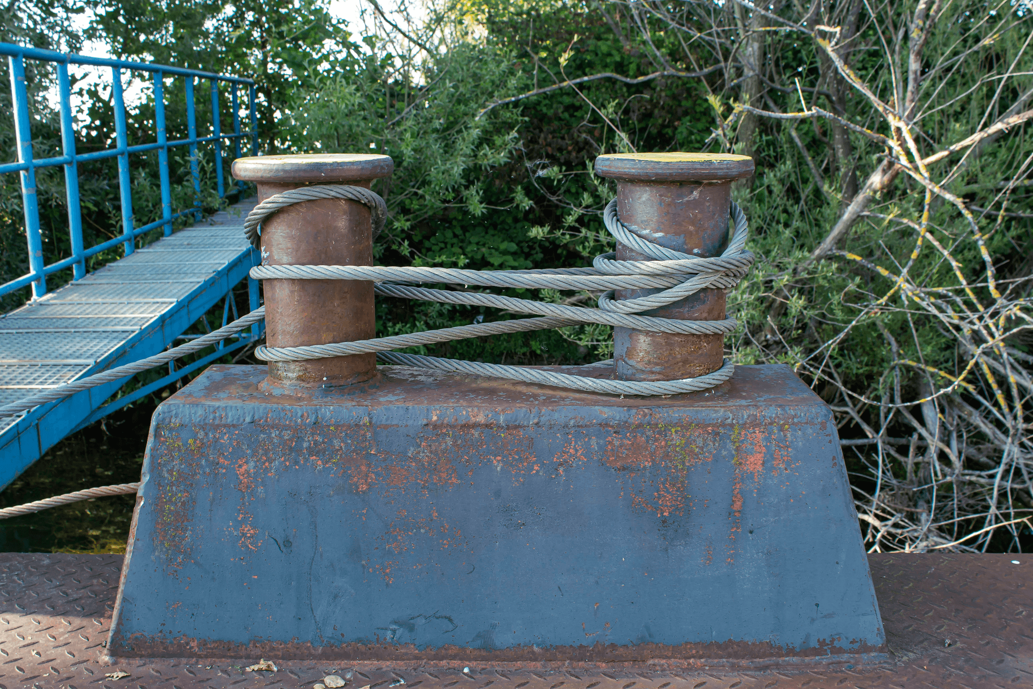 how to protect aluminum from saltwater using sacrificial anodes