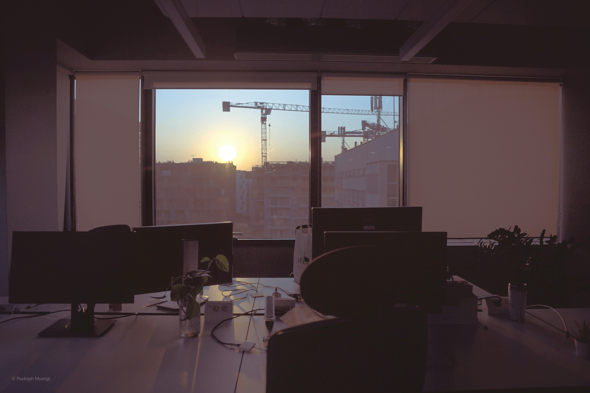 مكتب حديث للمساحات المكتبية مع مميزات مميزة للمستخدمين في مكاتب جاهزة