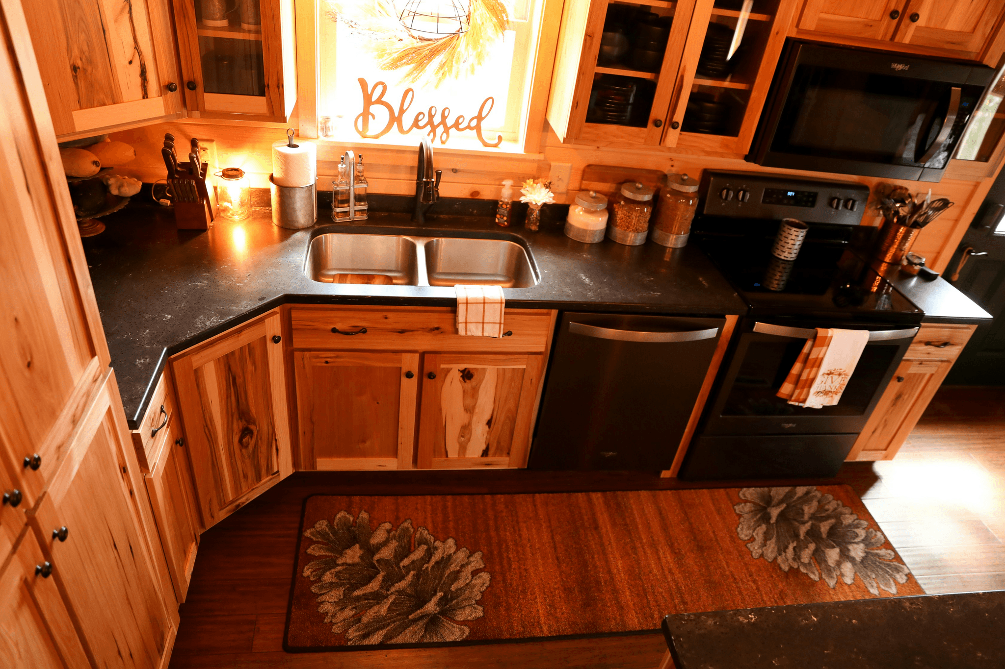 Specialized solid wood kitchen cabinets wholesale supplier showroom