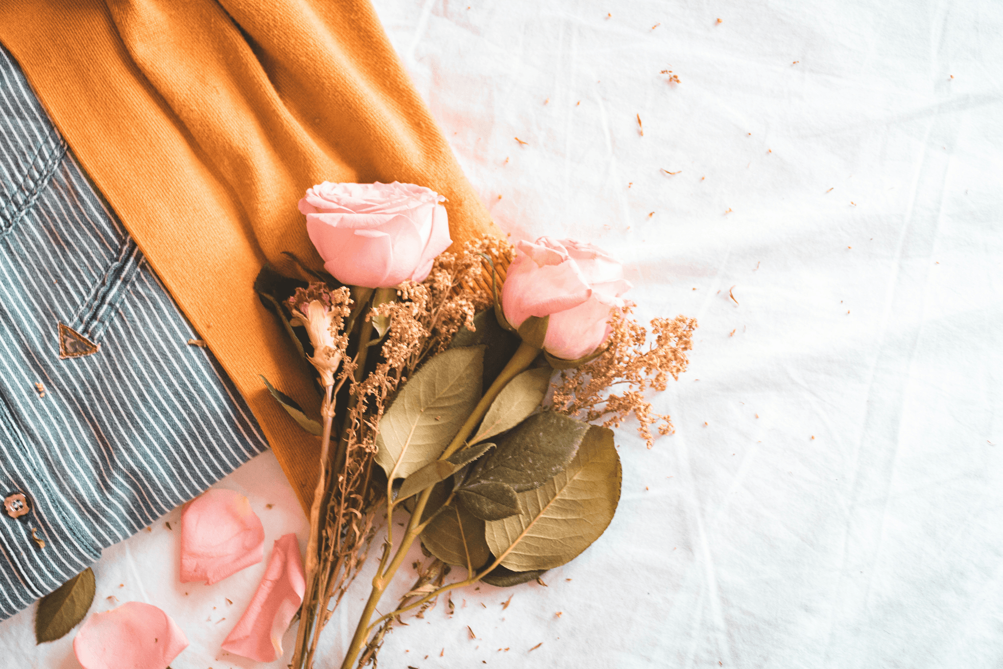 How to transport dried flowers - Wrapping dried flower bouquet in bubble wrap