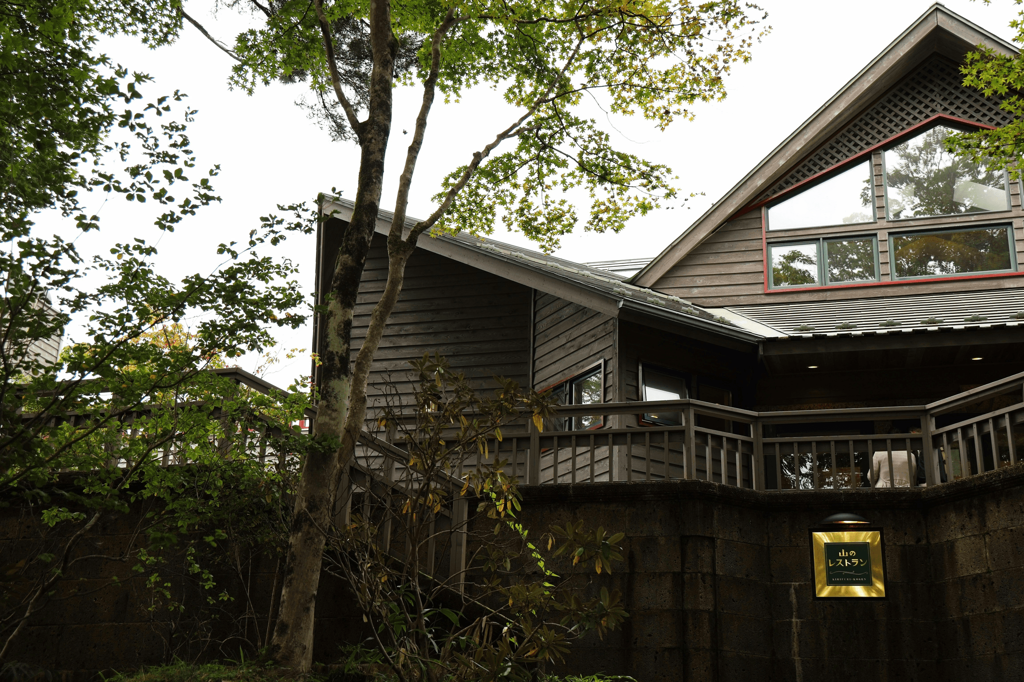 Belle maison de cabane aux pommes nichée dans l'étreinte de la nature.