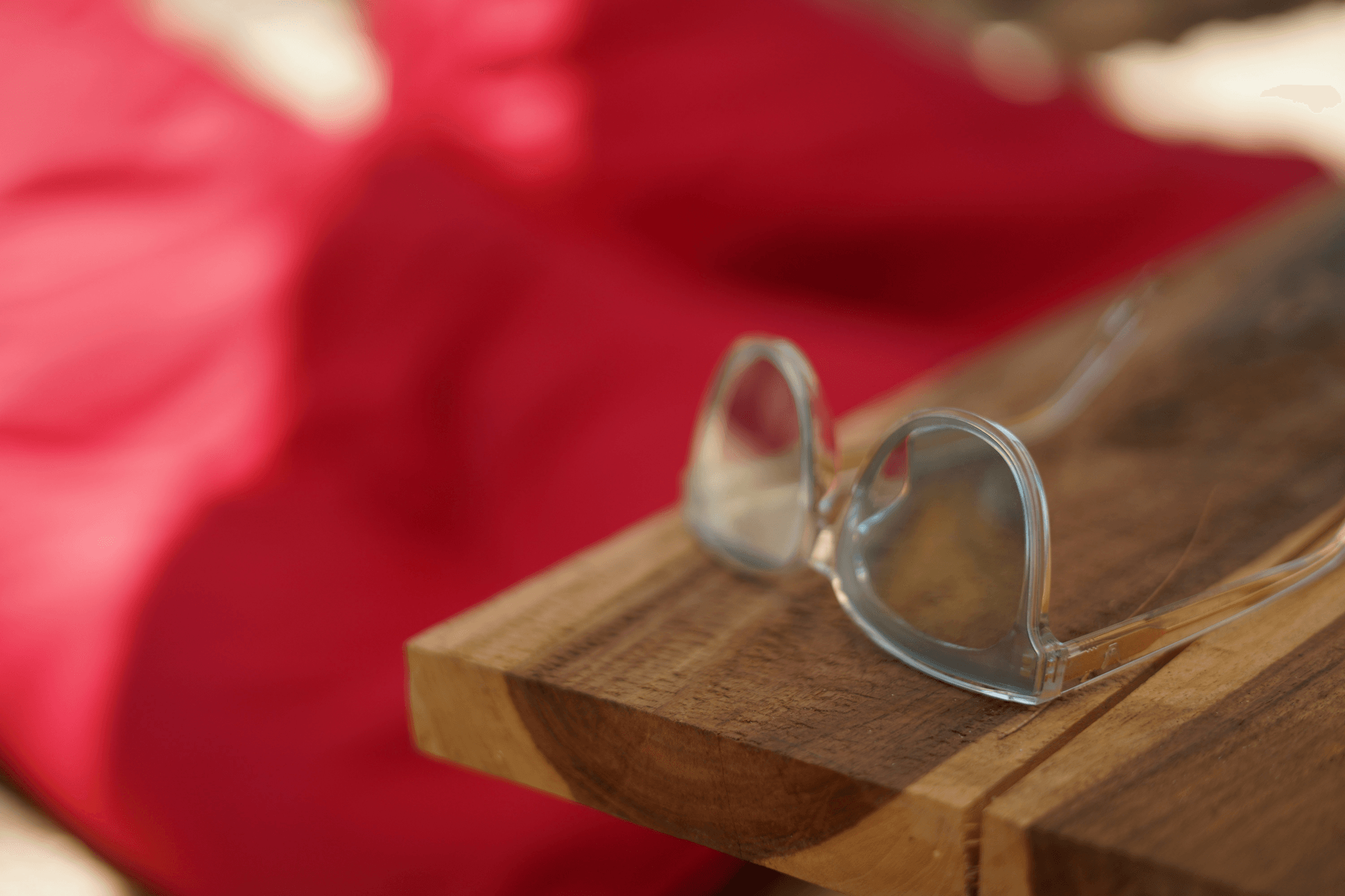 is acetate better than plastic? Explore stylish options.