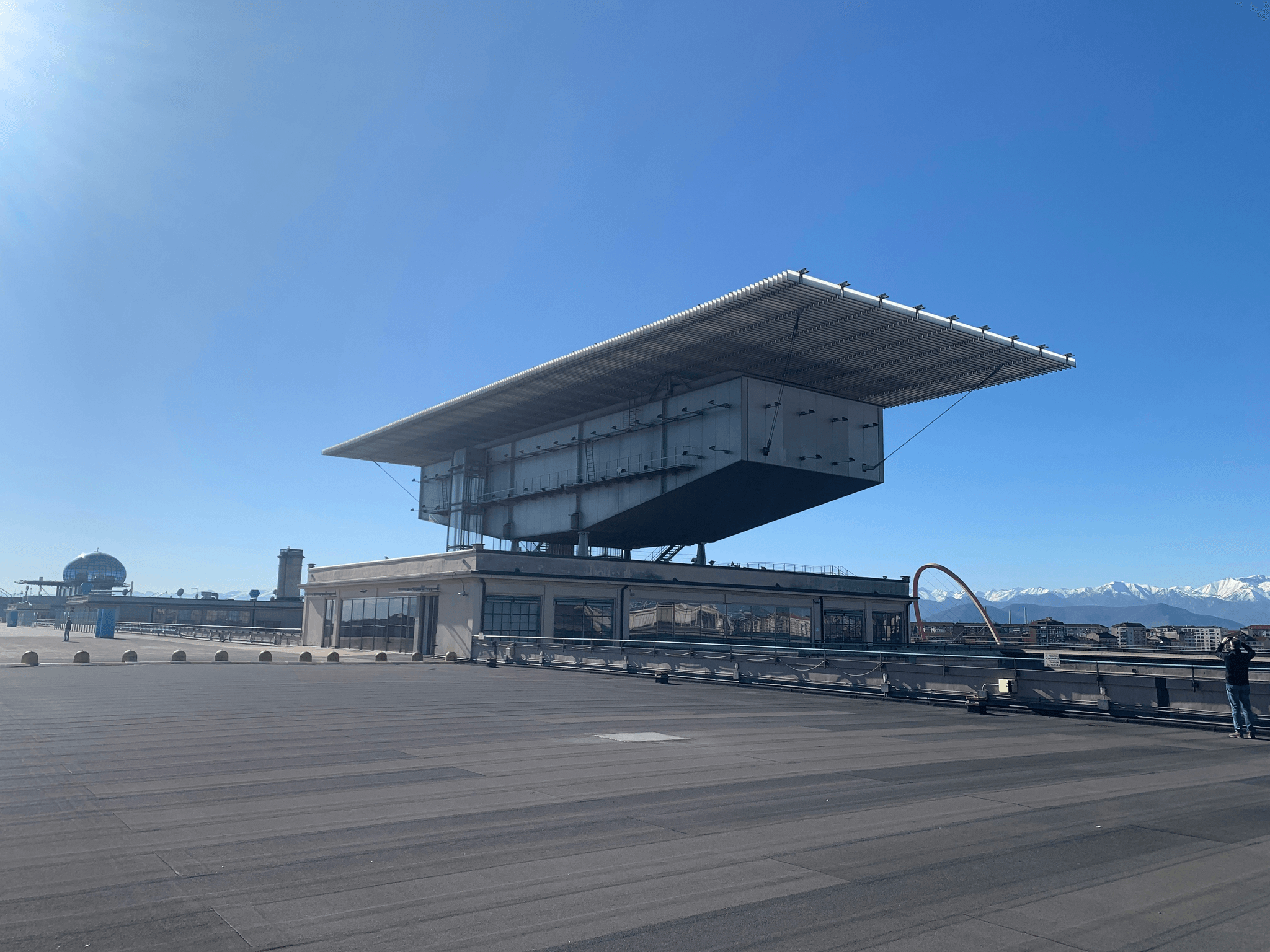 gpu aviation Ground Power Unit providing electricity to an aircraft.