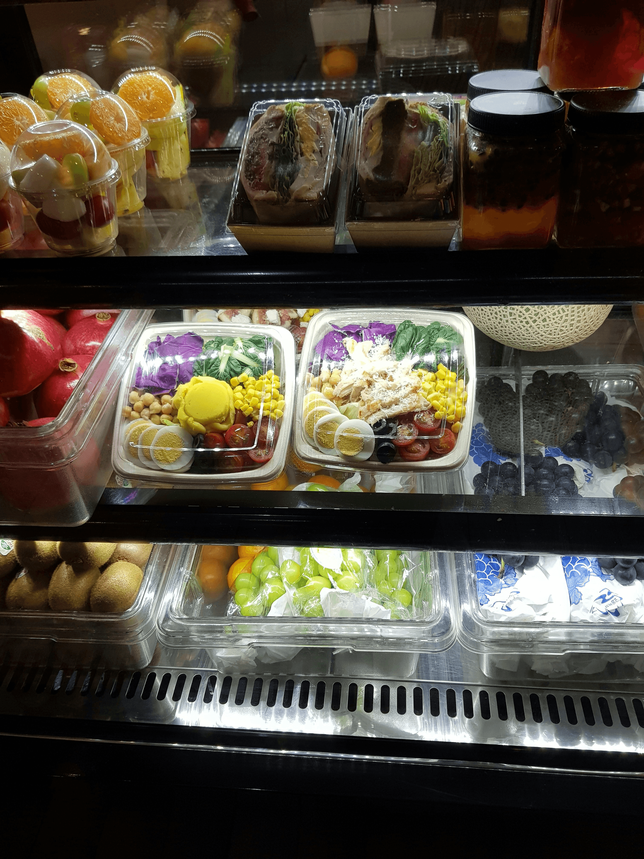 deli boxes wholesale showcasing eco-friendly options.