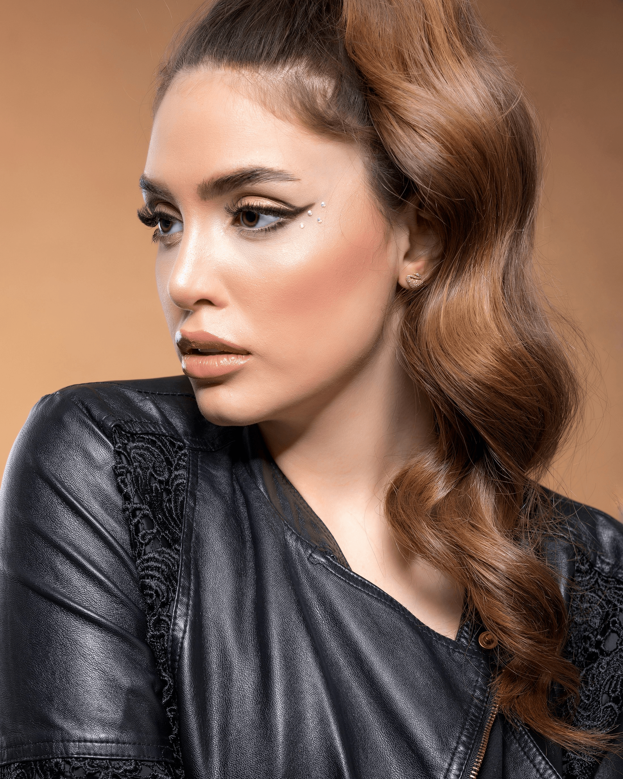 what is a headband wig: woman showcasing its features