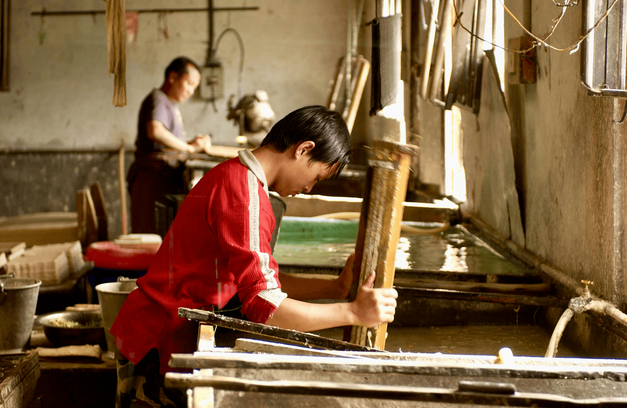 Expert China Manufacturing Consultants collaborating with manufacturers