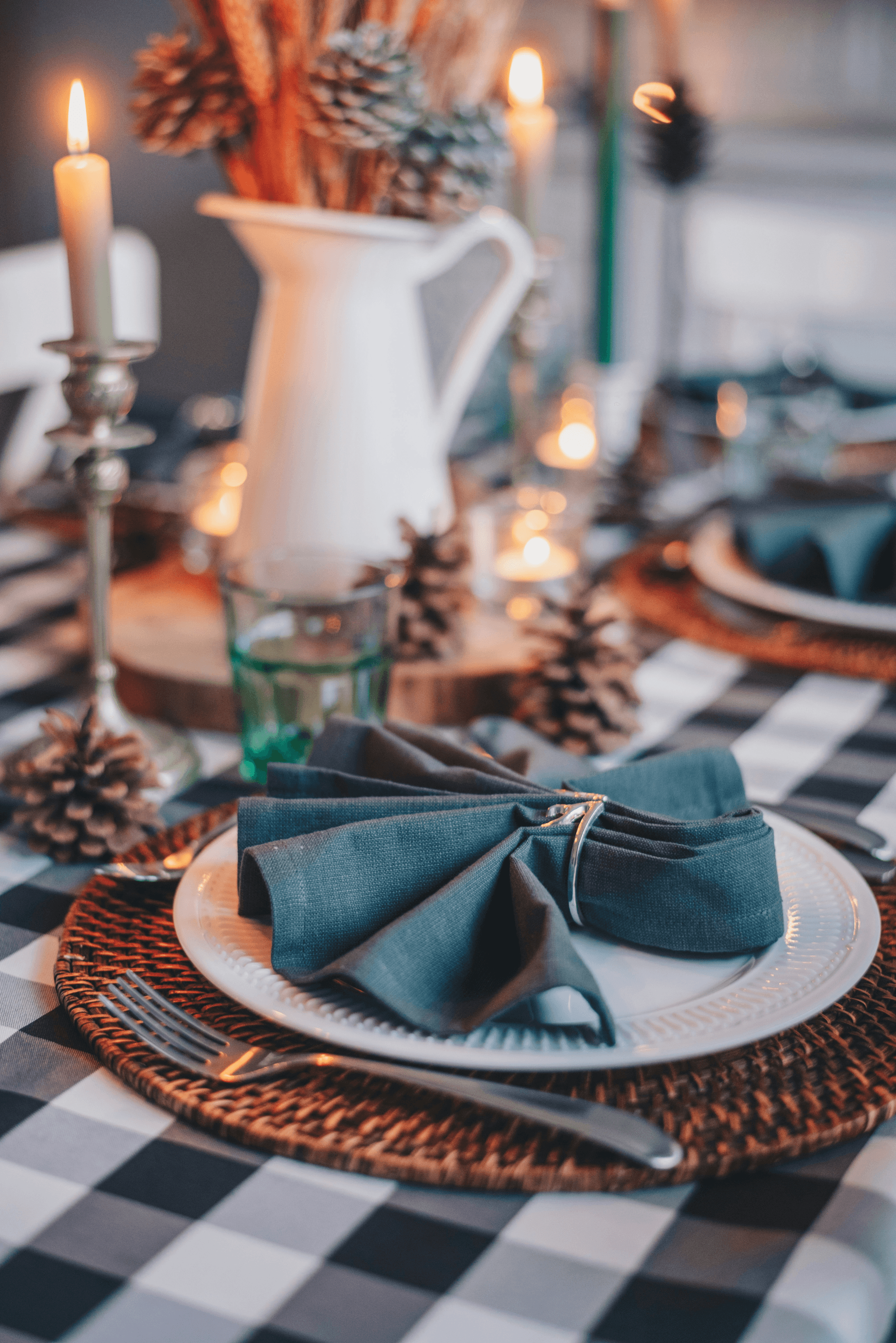 Stylish disposable plates for party creating an elegant dining atmosphere.