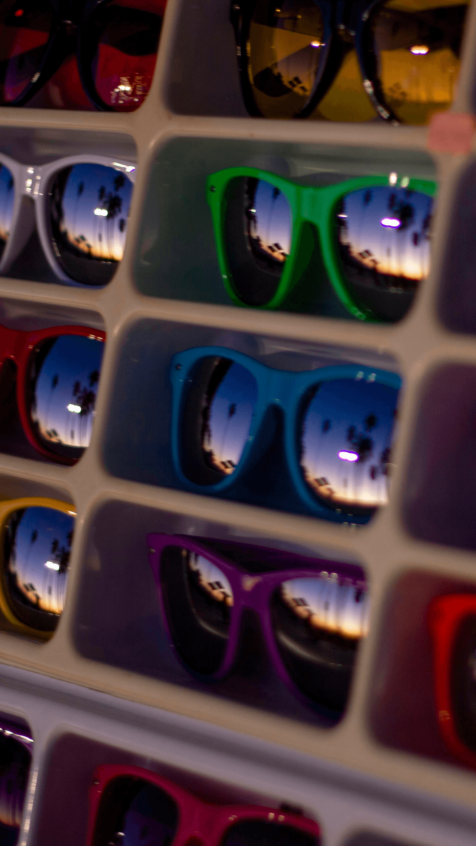 Choosing stylish metal and acetate glasses for enhanced looks