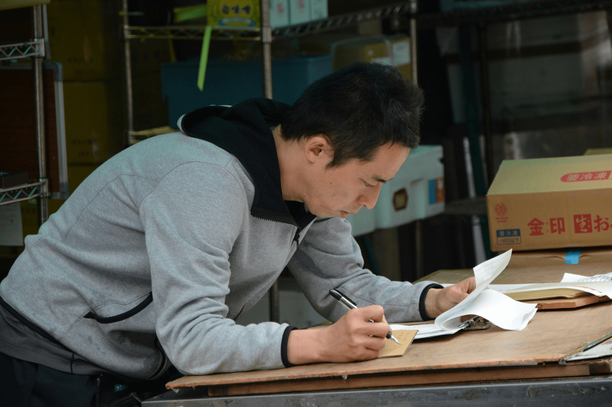 sourcing agent china negotiating deals at factory