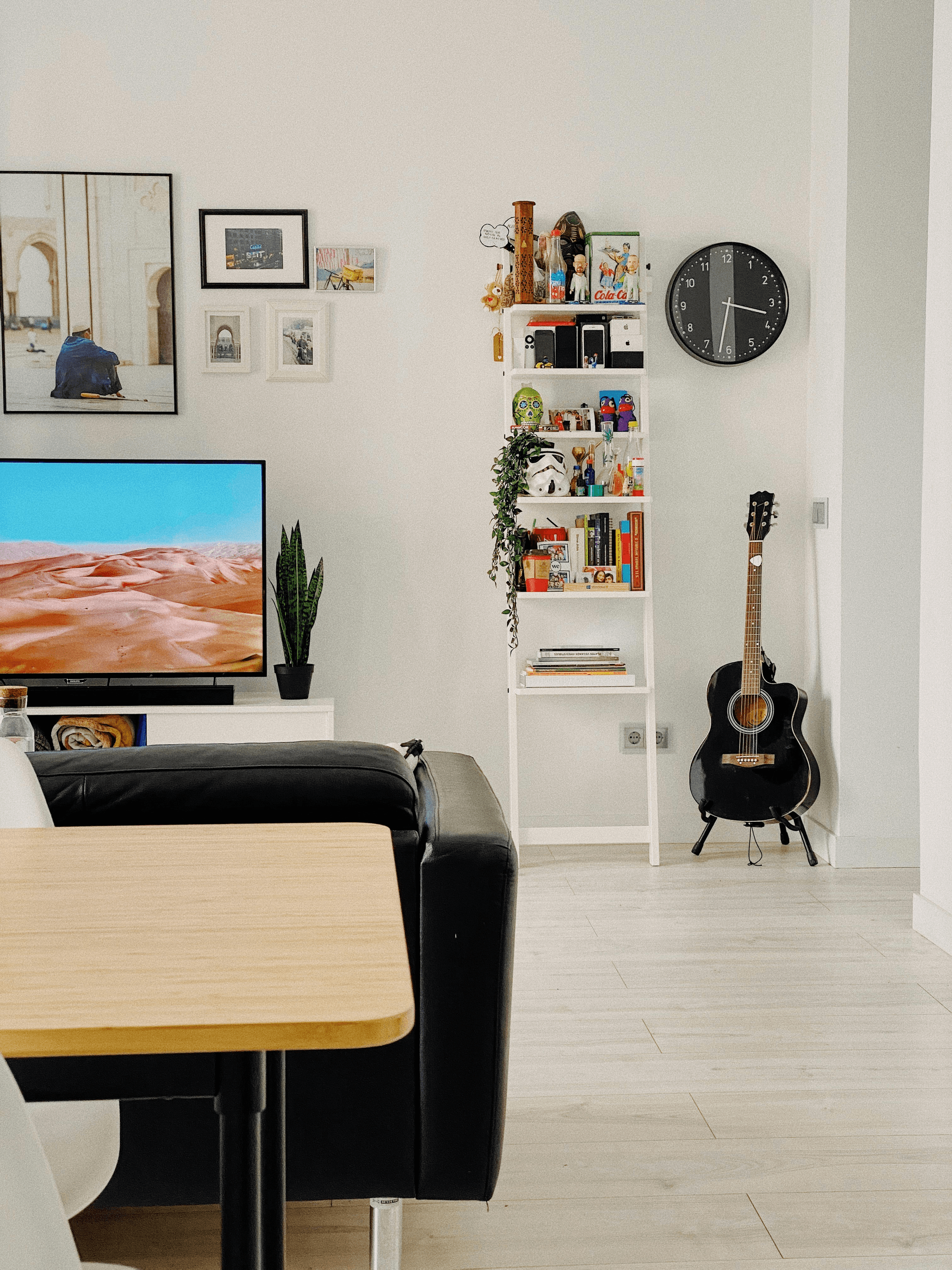 Smart technology integration for stylish mobile home living rooms