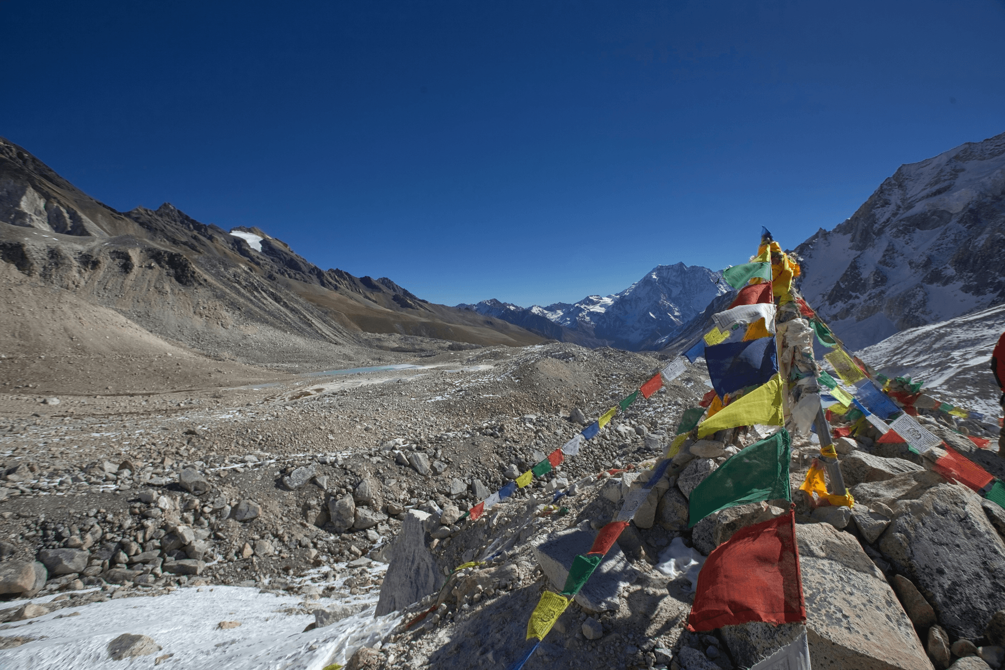 Mount everest weather forecast showing snowy peaks and clear skies