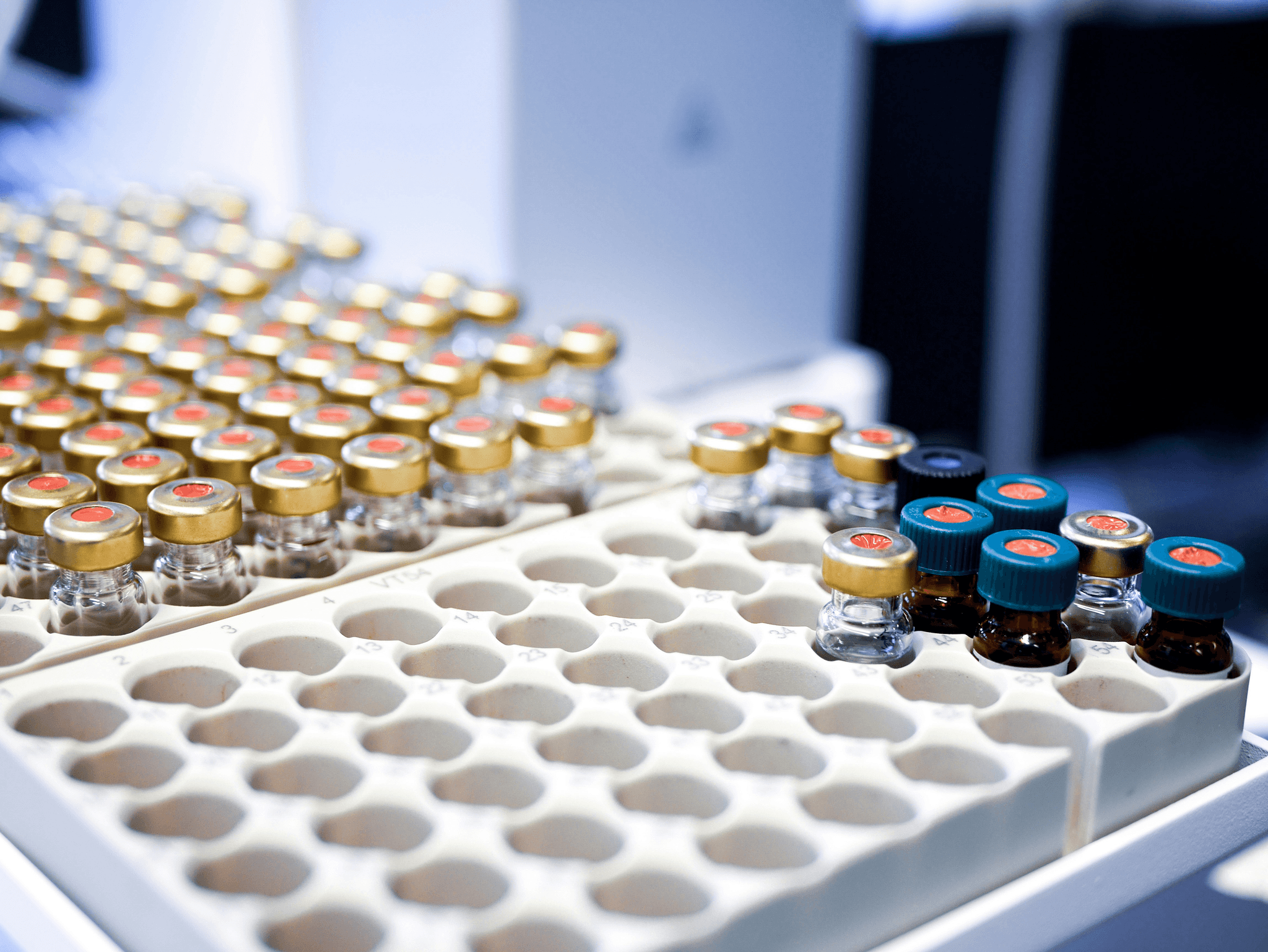 collection de contenants de capsules présentée dans un cadre professionnel