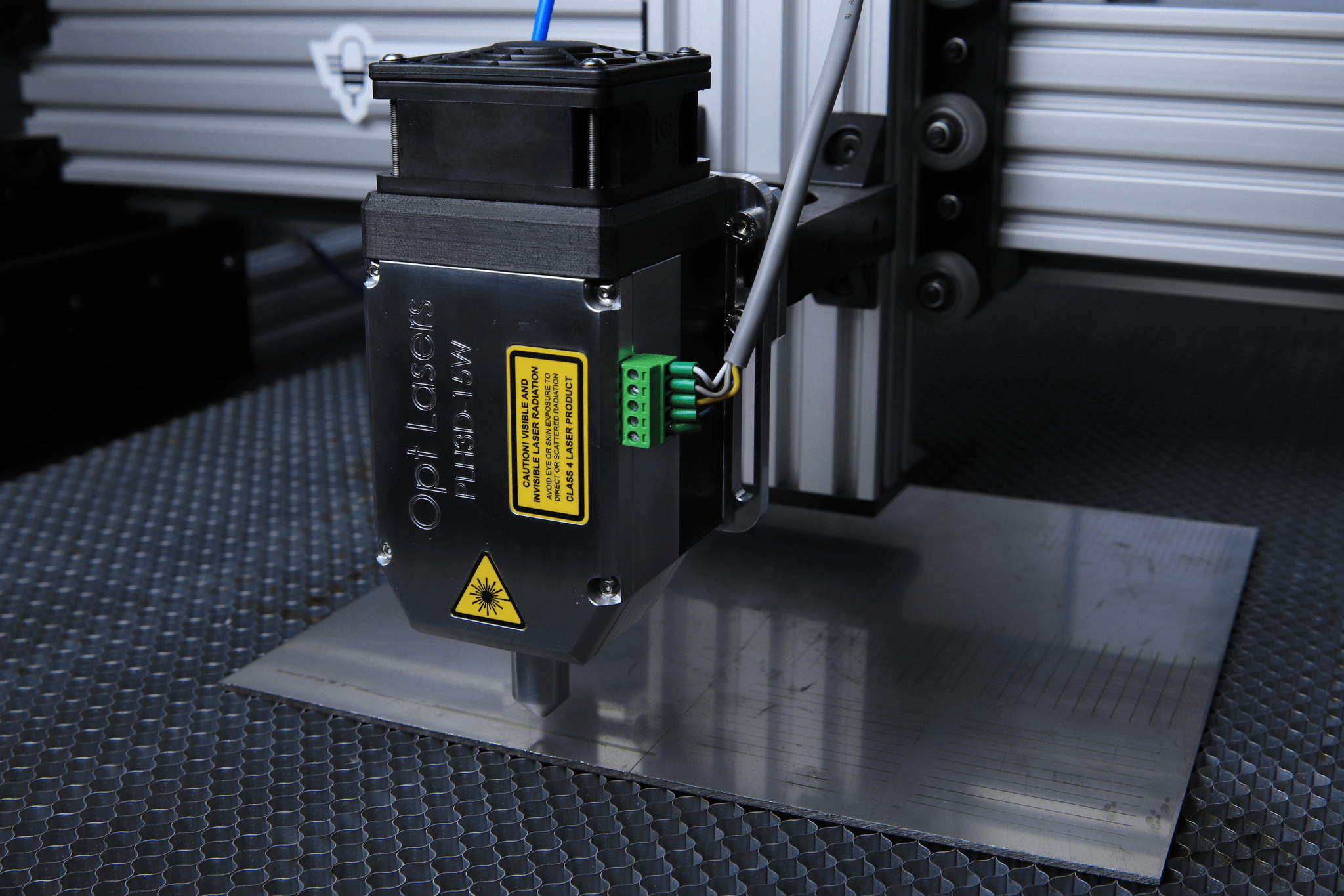 Efficient operation of flatbed CO2 laser cutting machine in modern workshop