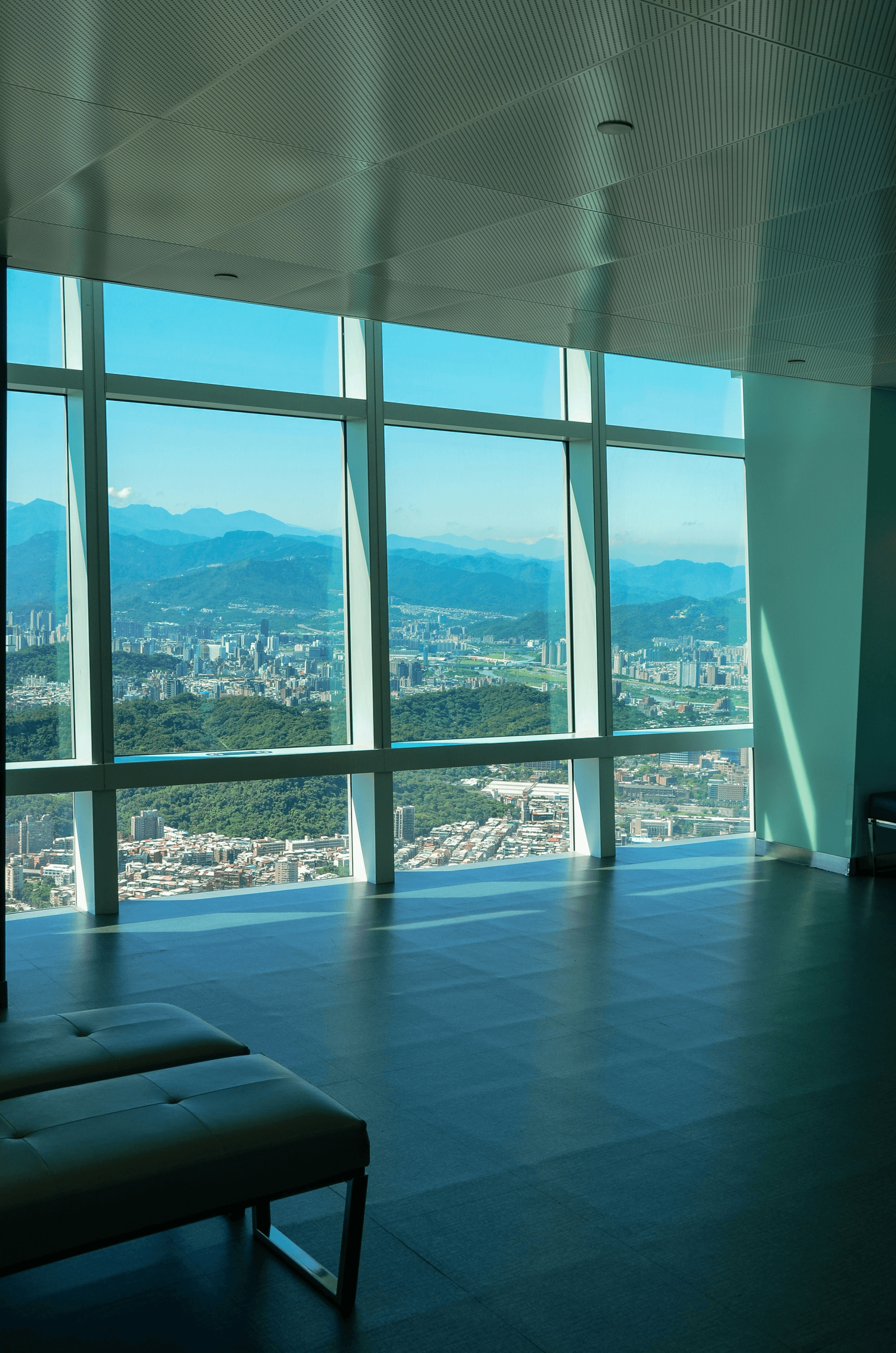 Airbnb experience - Cozy living room with fireplace