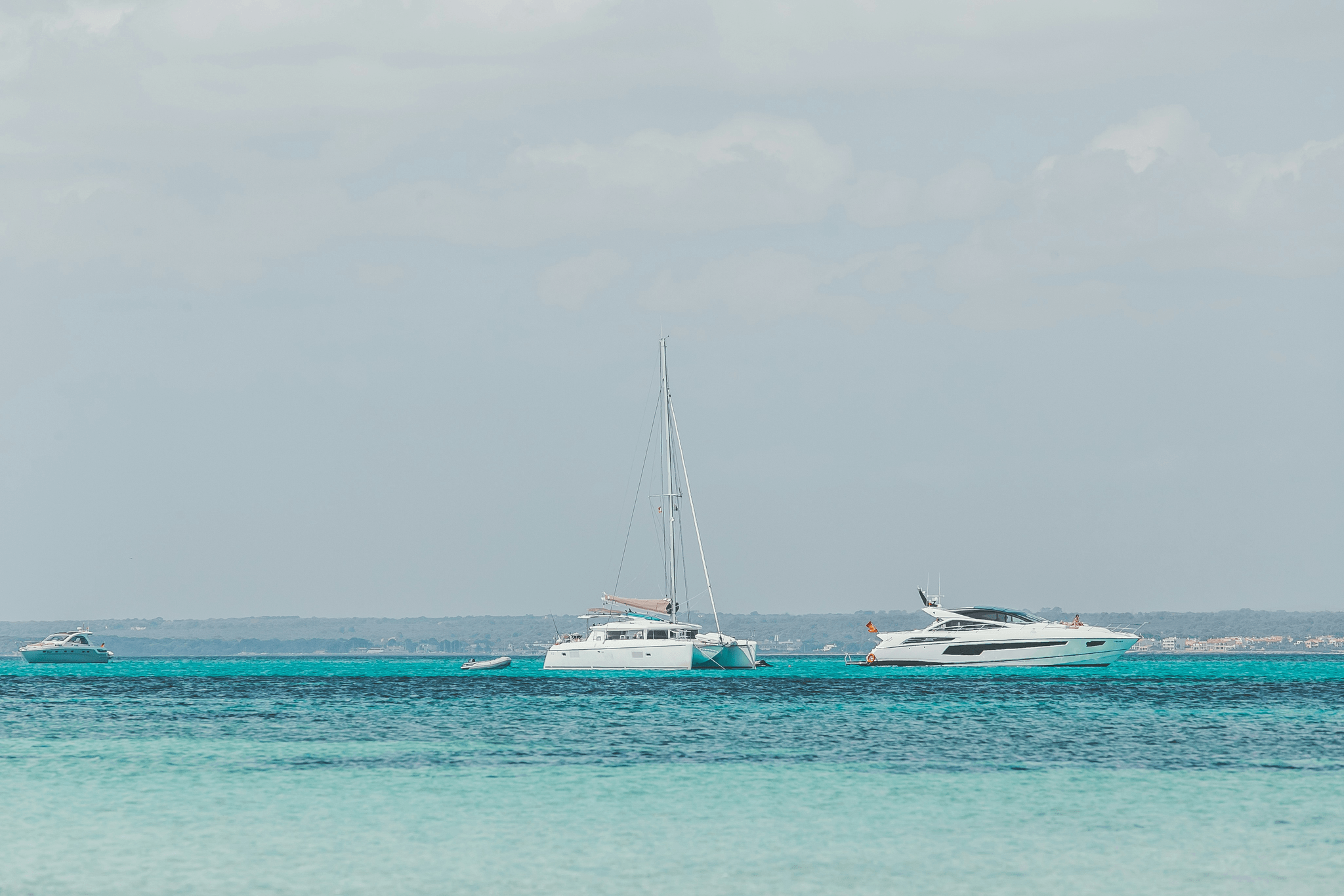 Comparison showing if are catamarans more stable than monohulls