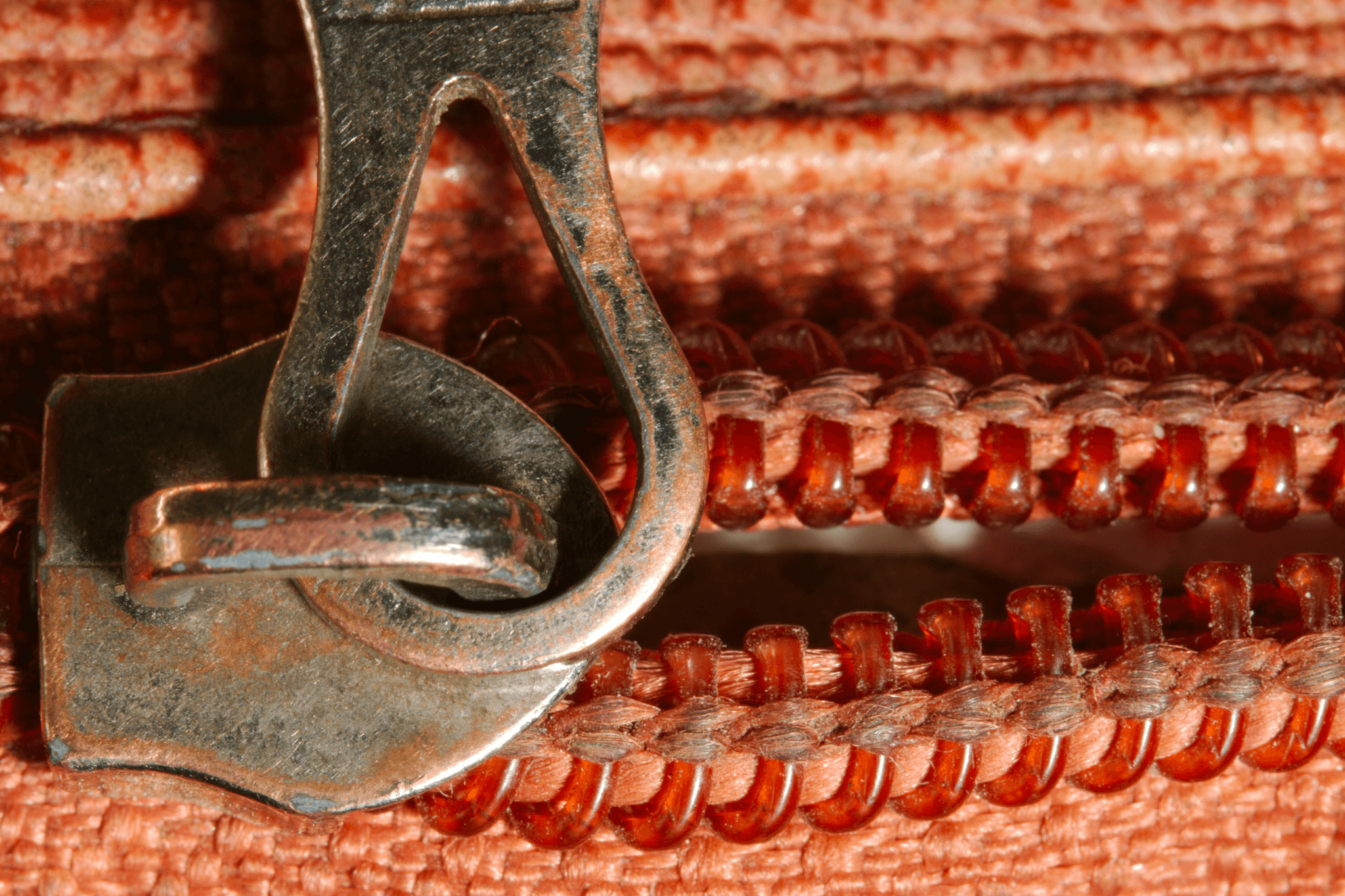 Leather bag inspection showing Zipper twisting test process