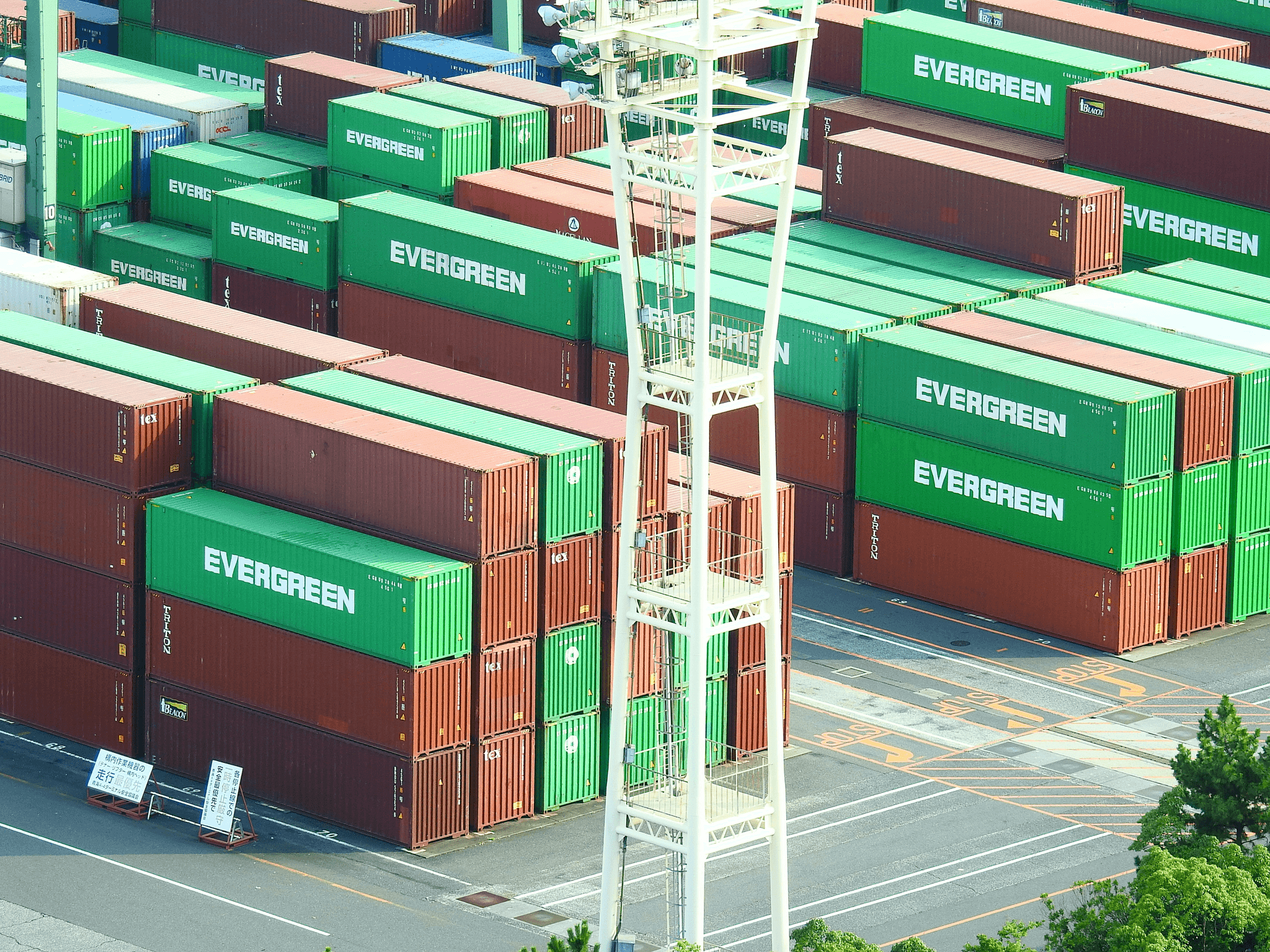 Elegant modern shipping house container design