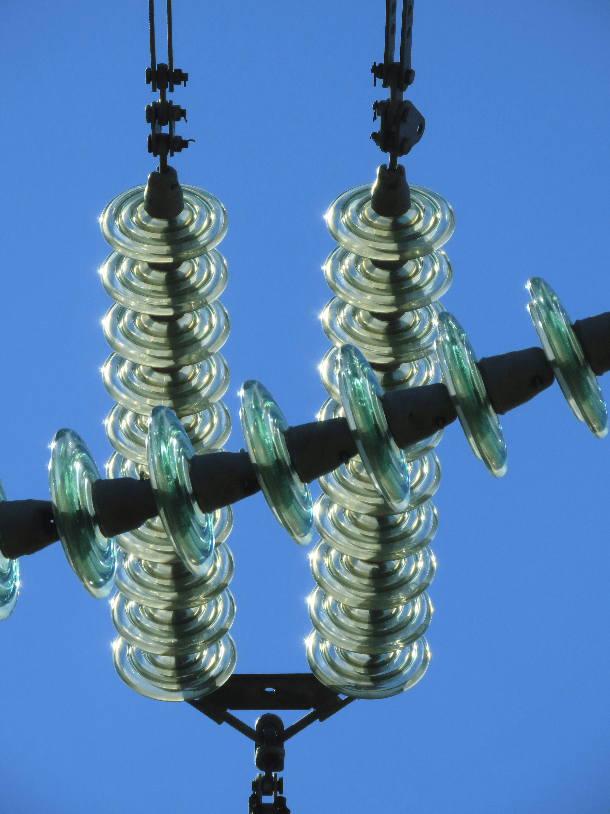 is porcelain an insulator compared to glass