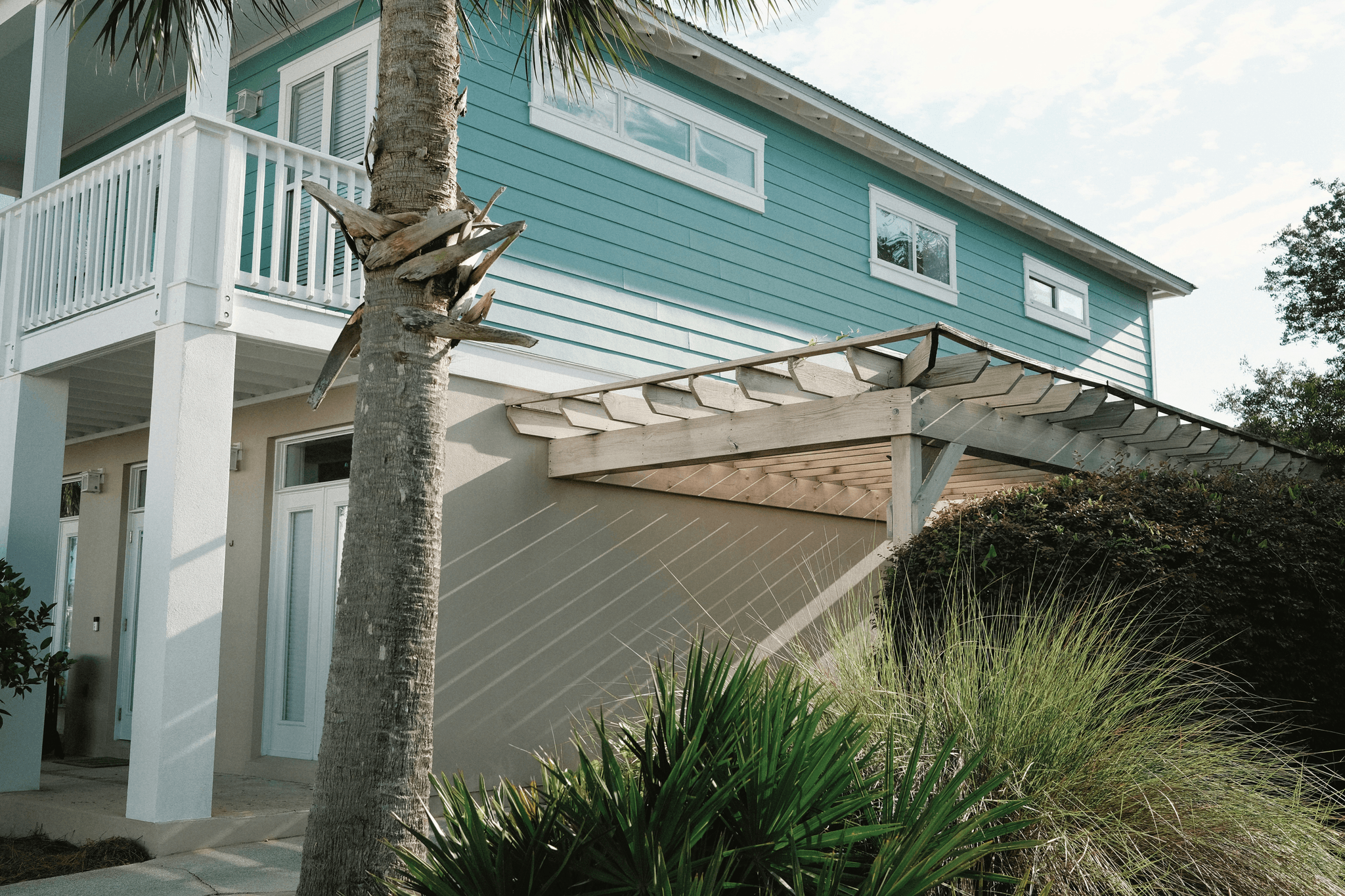 Modern prefabricated beach house with ocean view