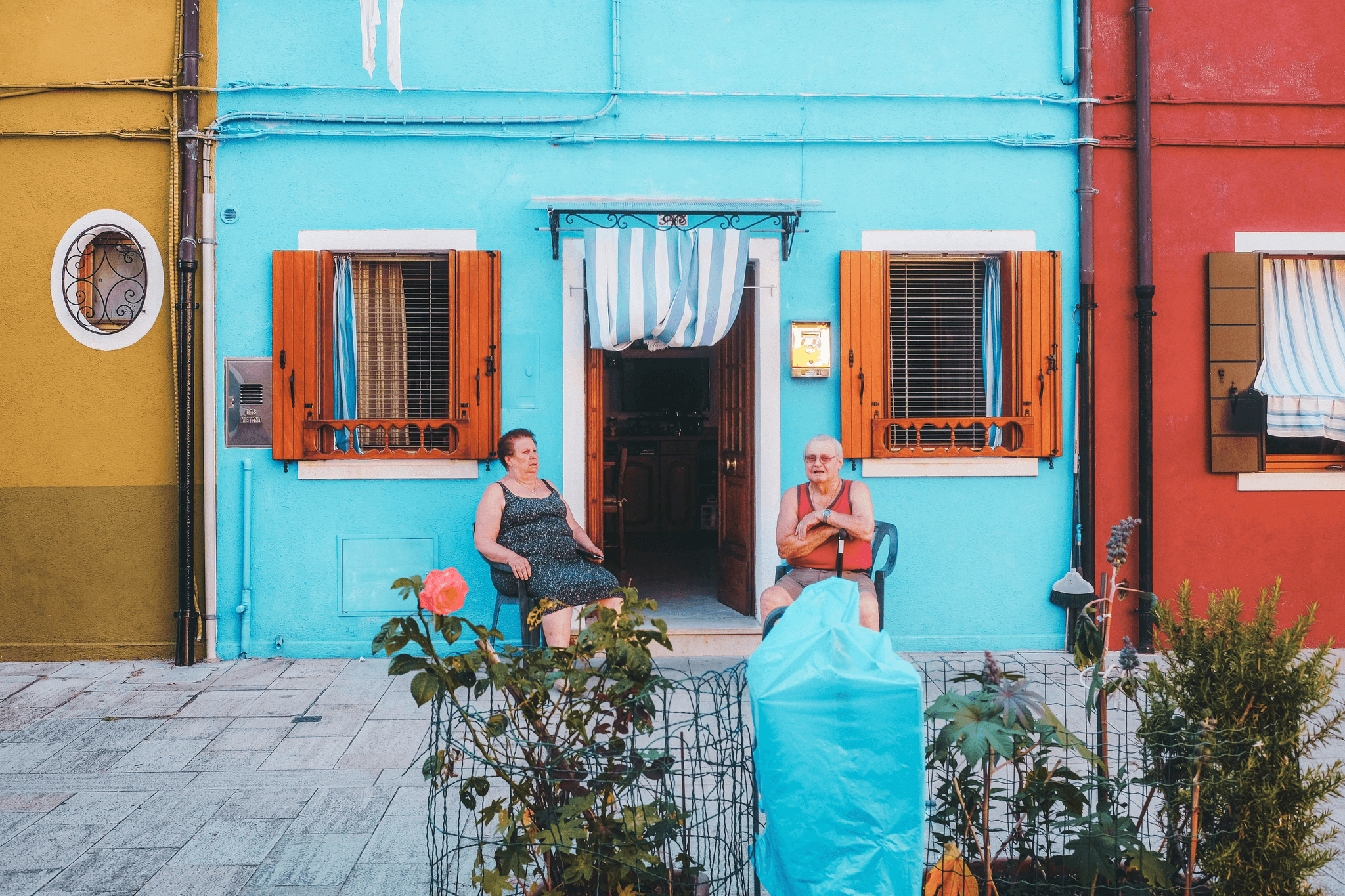 Community life in a 2 story mobile home setting