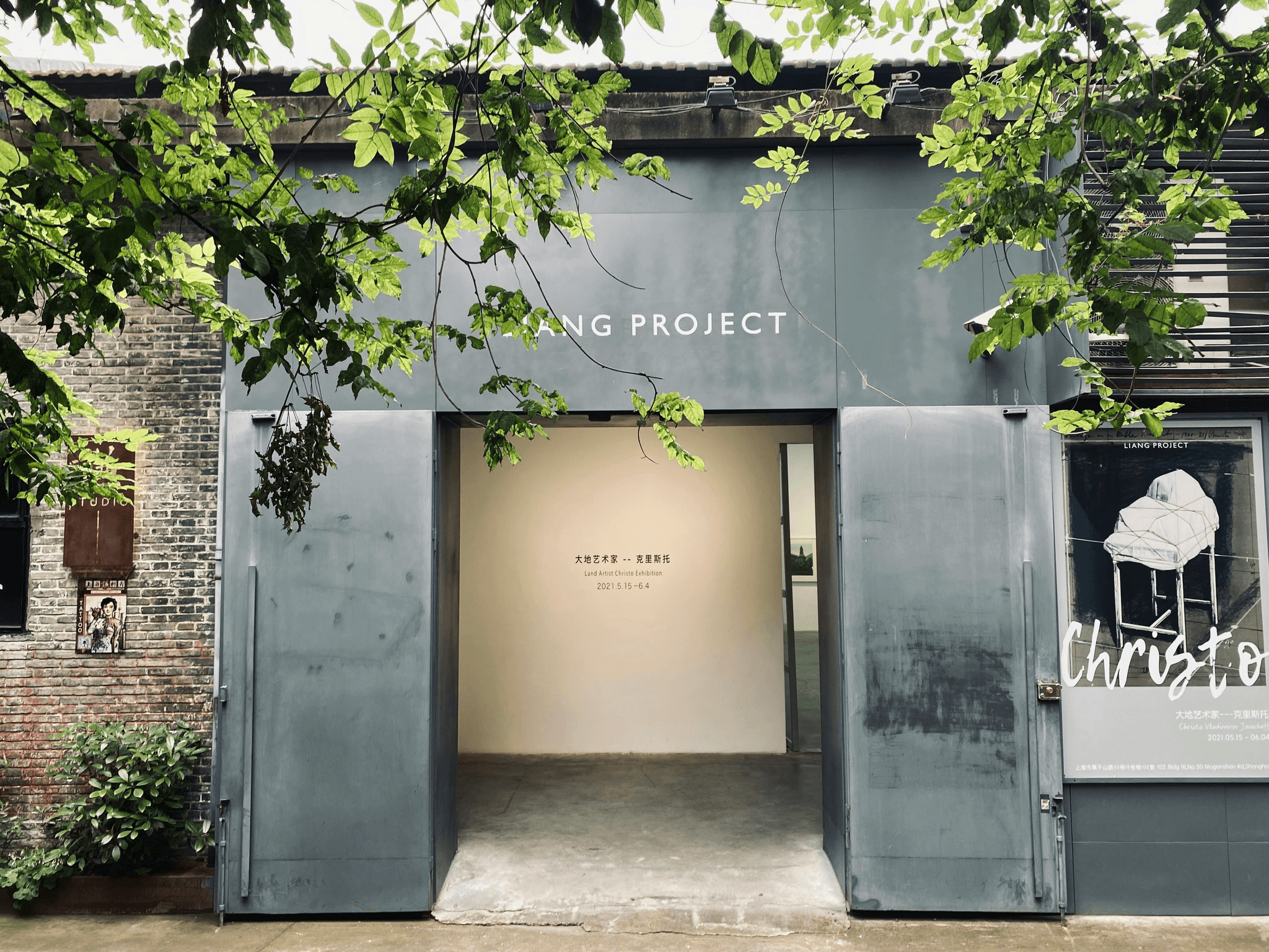 prefabricated shop with modern design features