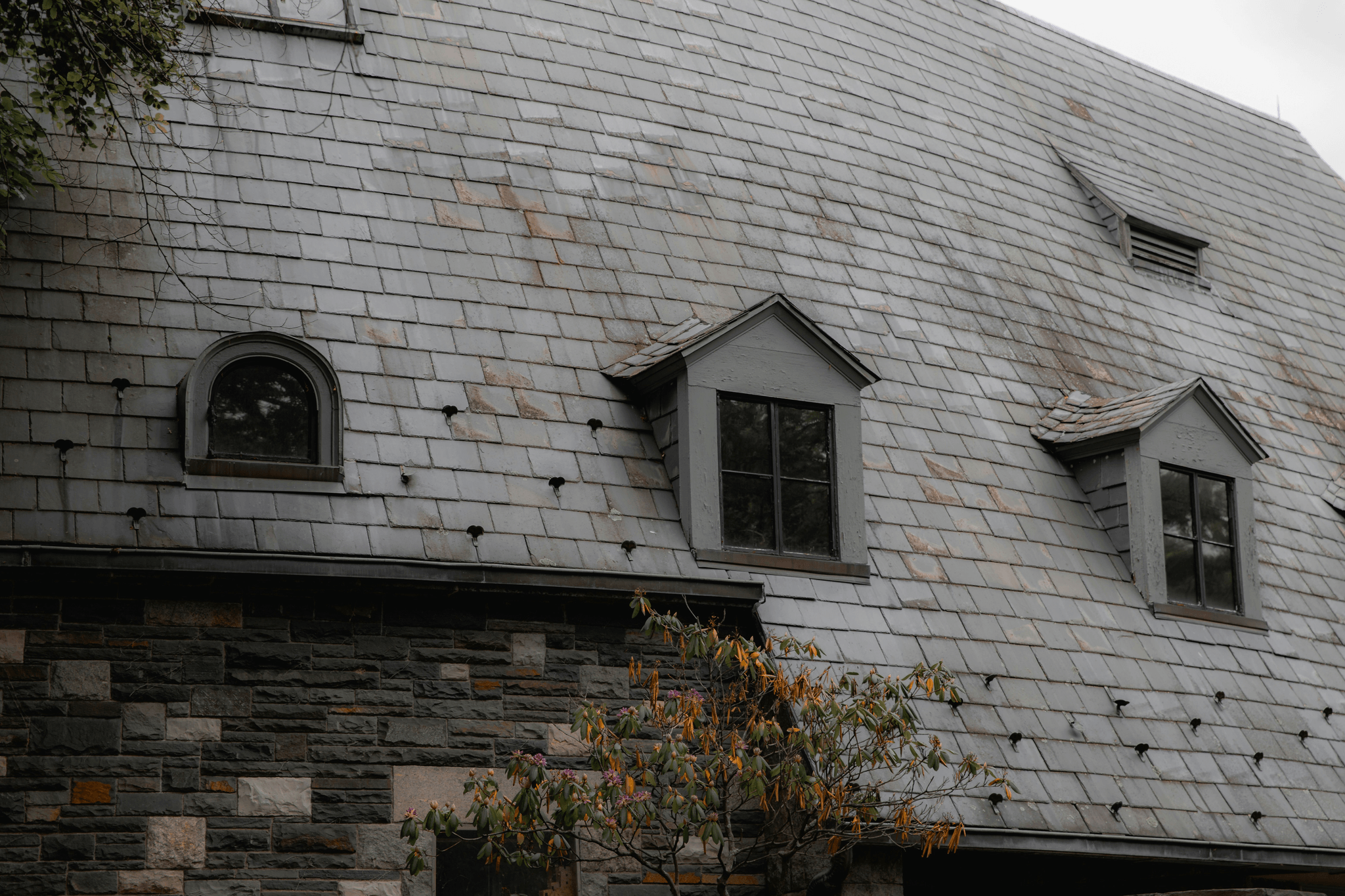 types of building stones - Slate roof on historic building