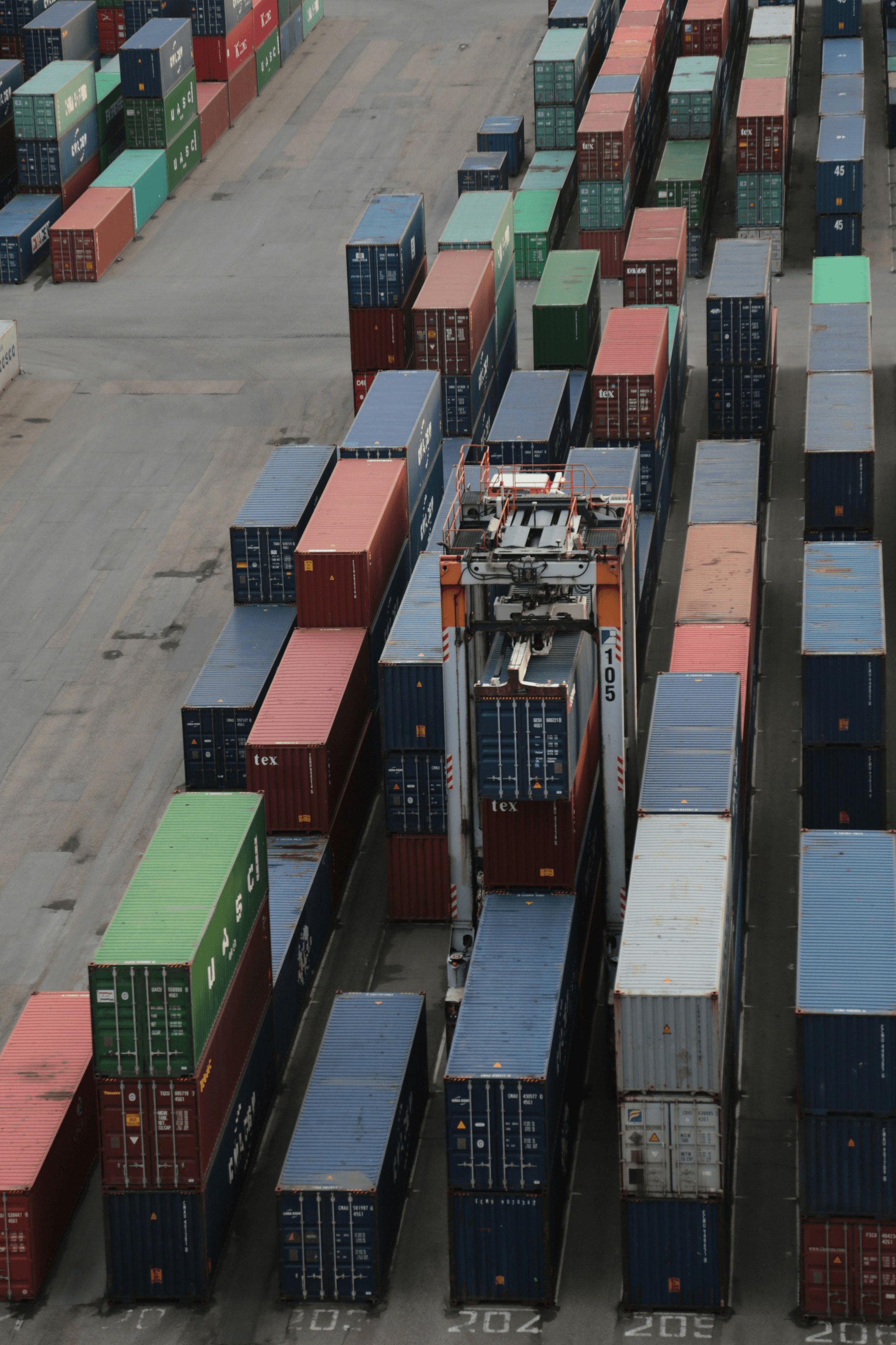 Comparison between traditional and flat pack shipping container loading