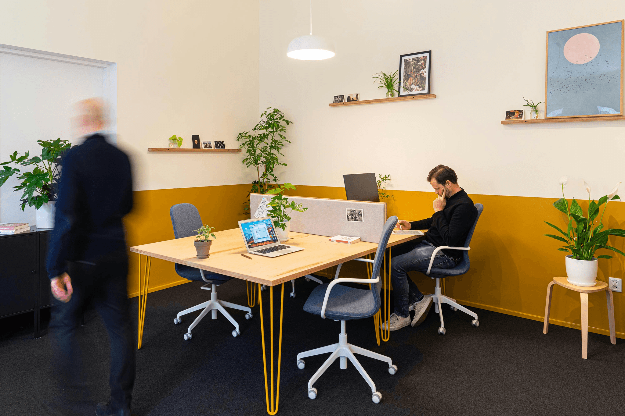 oficina de obra segura con trabajadores protegidos