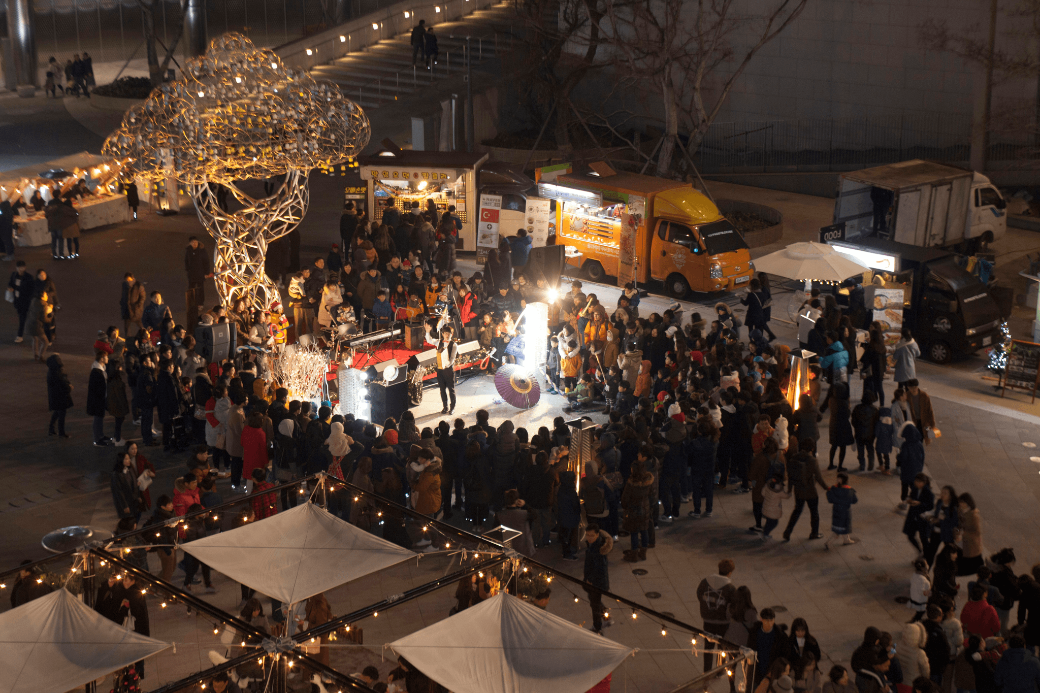 Contenedor food truck en festival gastronómico