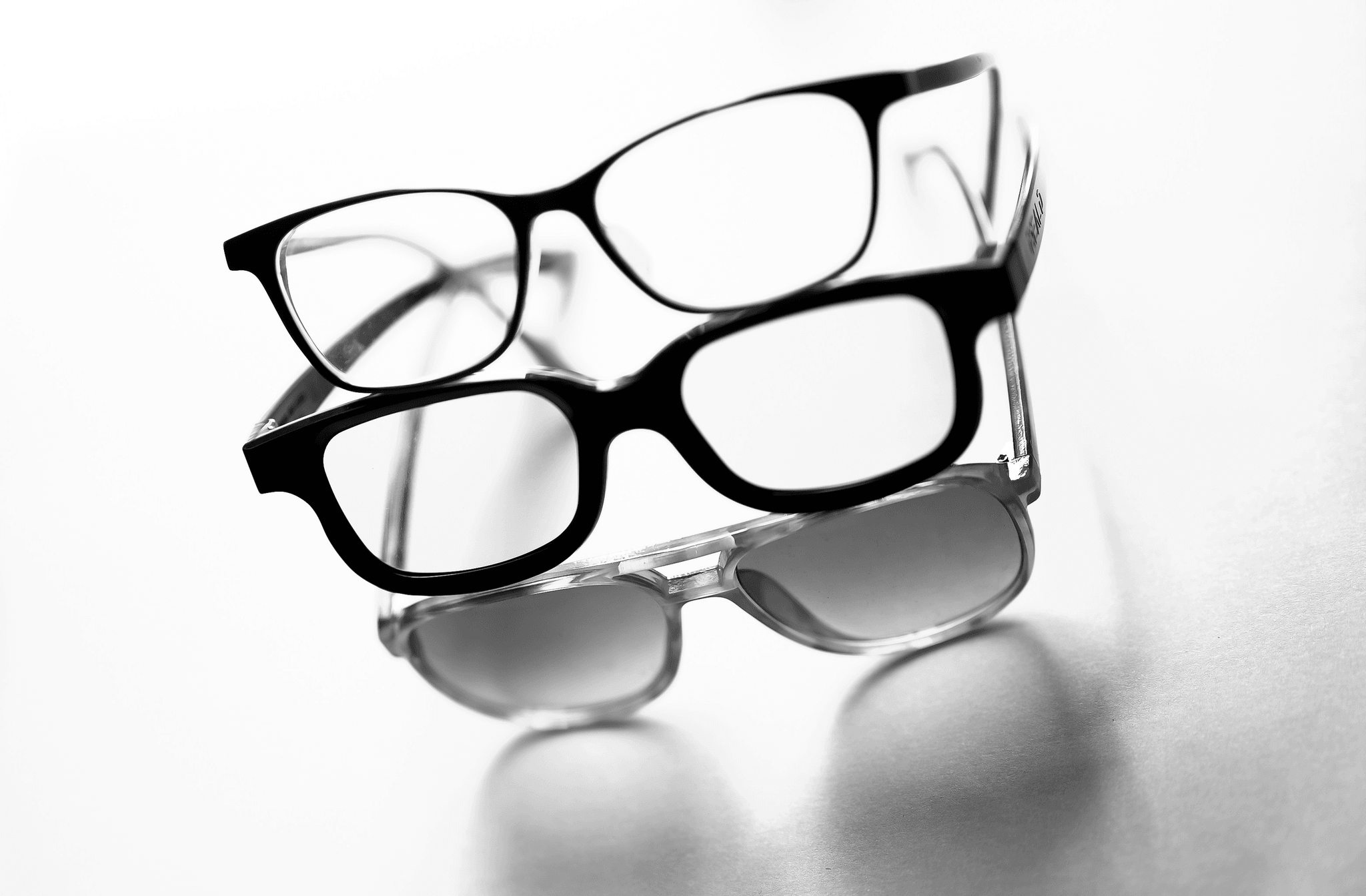 Comparison between acetate vs metal frames highlighting their styles.