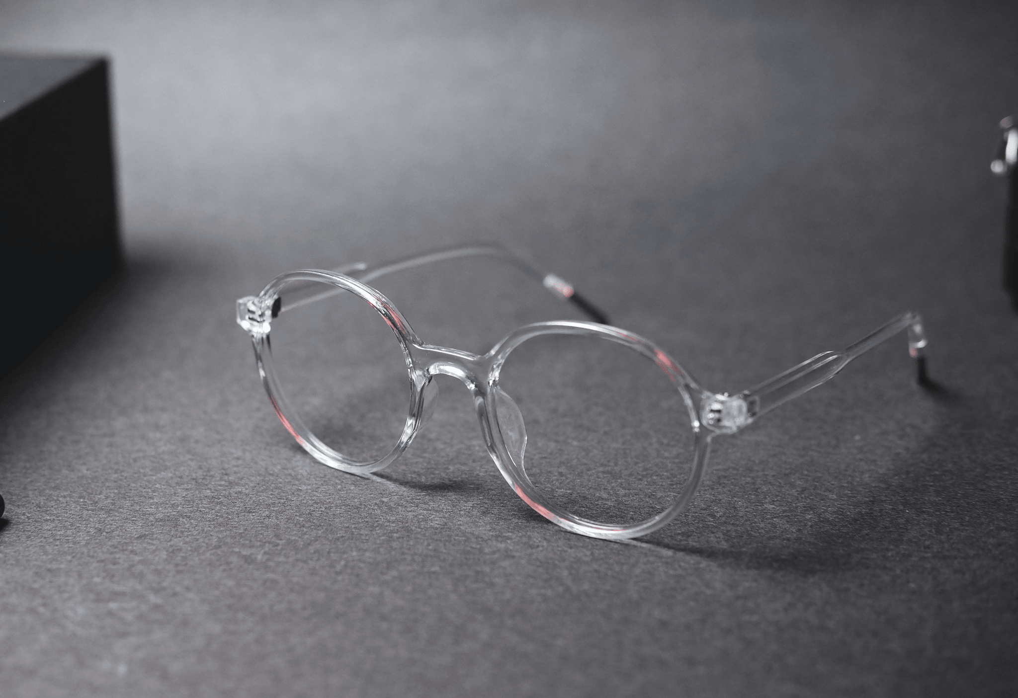 Modern and lightweight glasses without nose pads