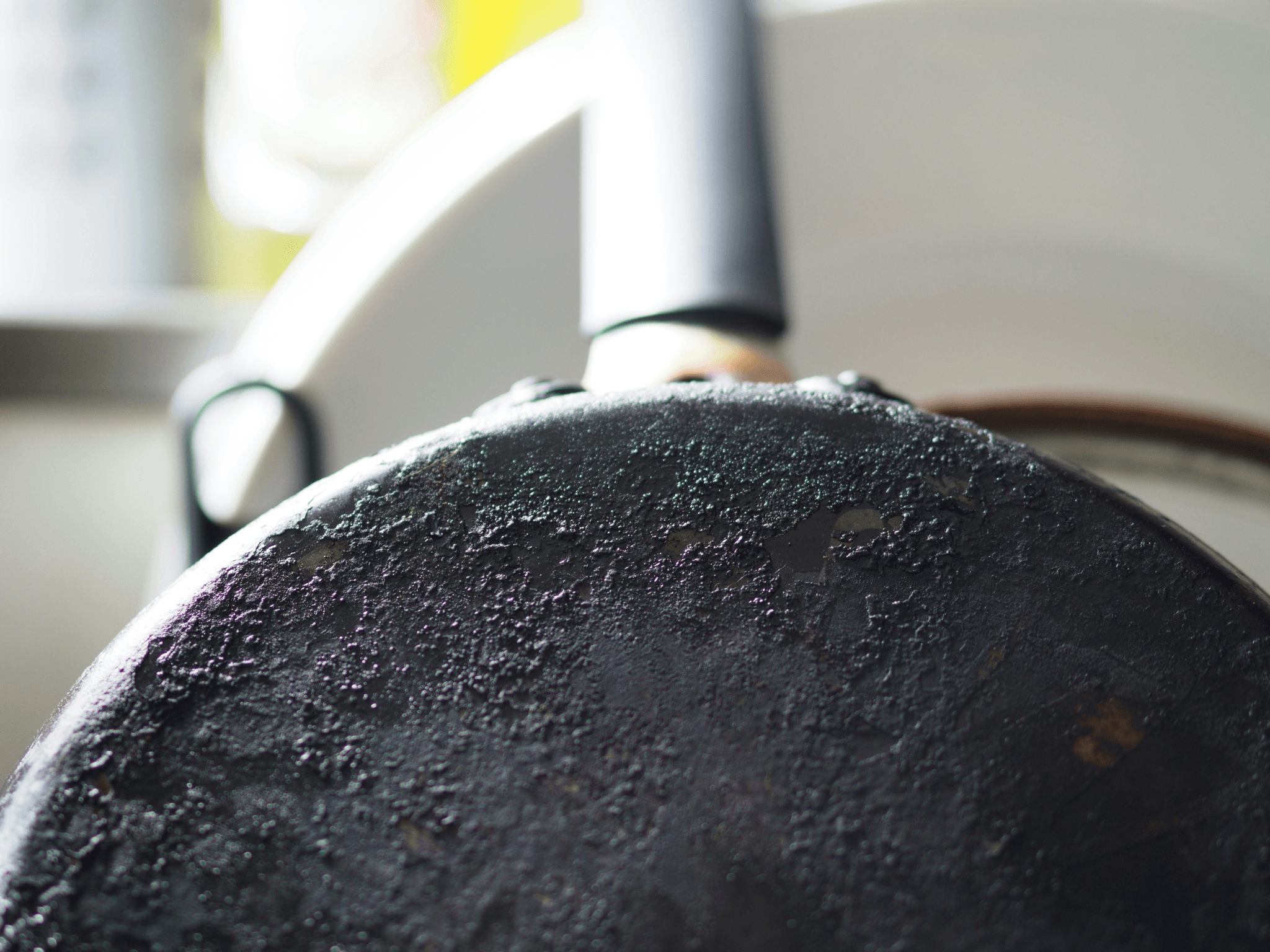 Handle design flaws in Cast Iron Cookware Defects