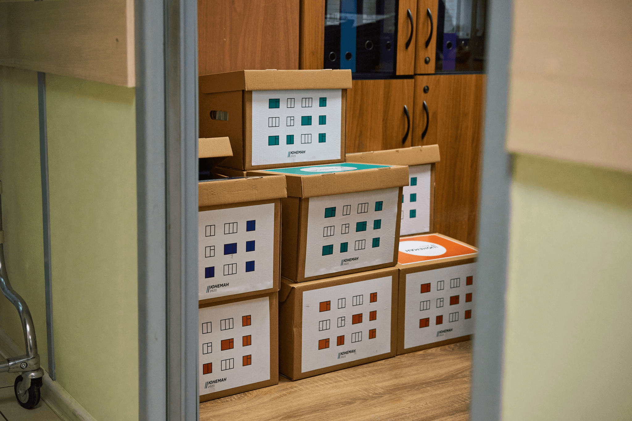 Fireproof storage containers for safeguarding important documents