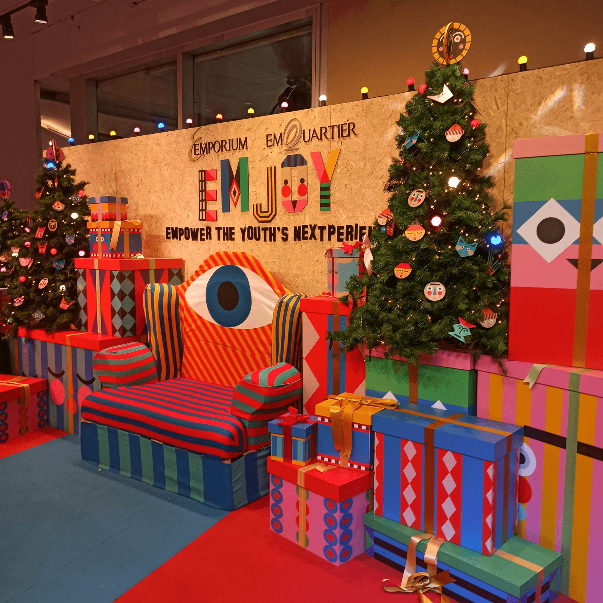 Importing Christmas Gifts from China: Festive gift display