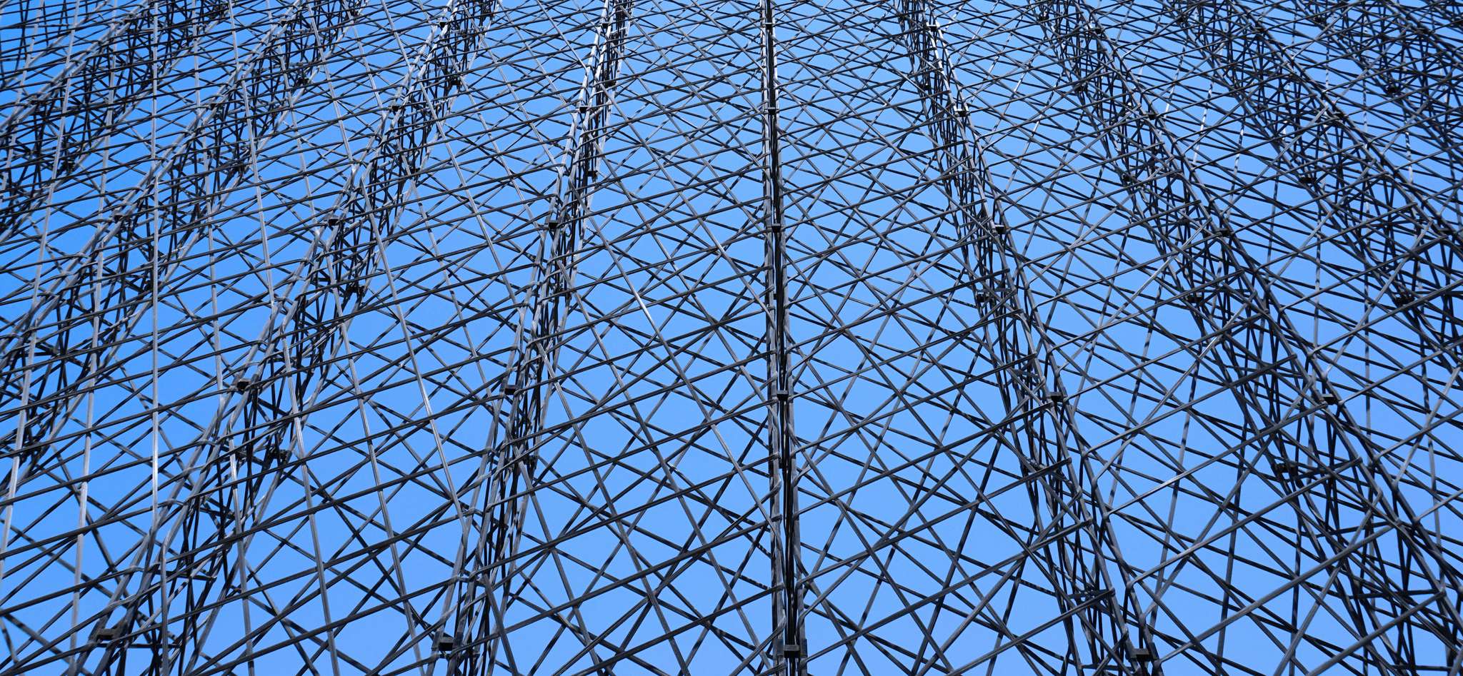 String insulation setup featuring line insulated cables.