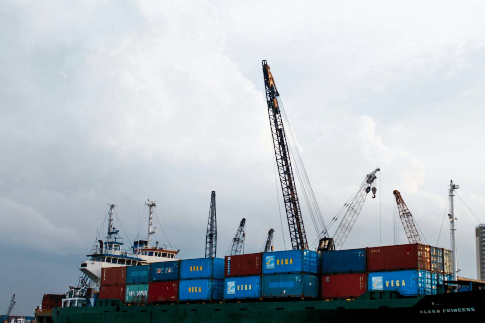 how to import containers from china efficiently