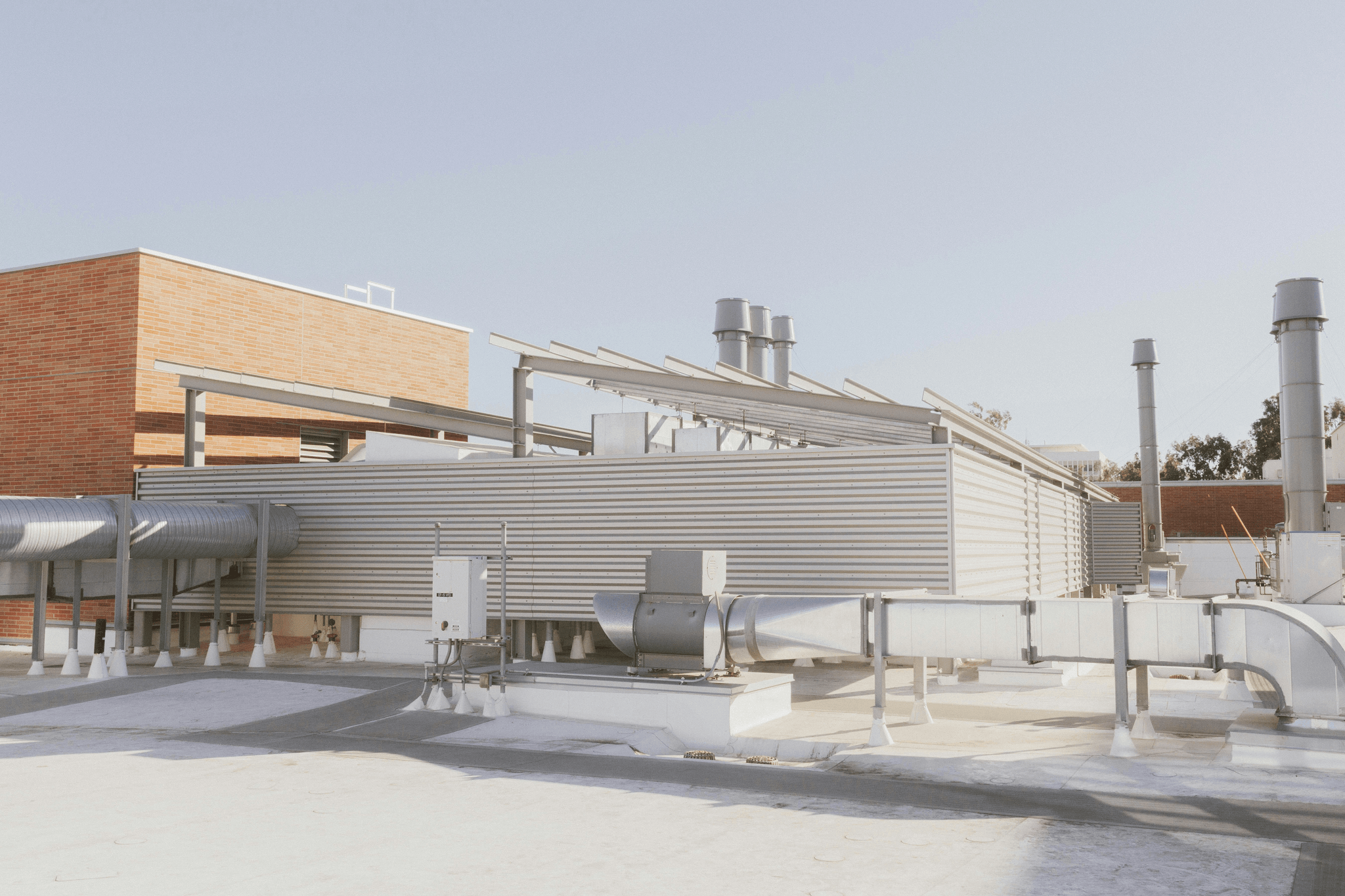 Overview of a roof mount chiller installed on an industrial building.