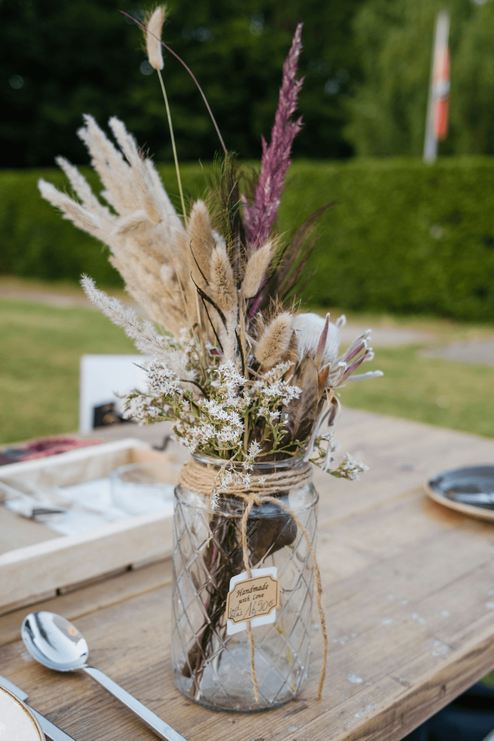 stunning rustic wedding floral arrangements showcasing natural beauty