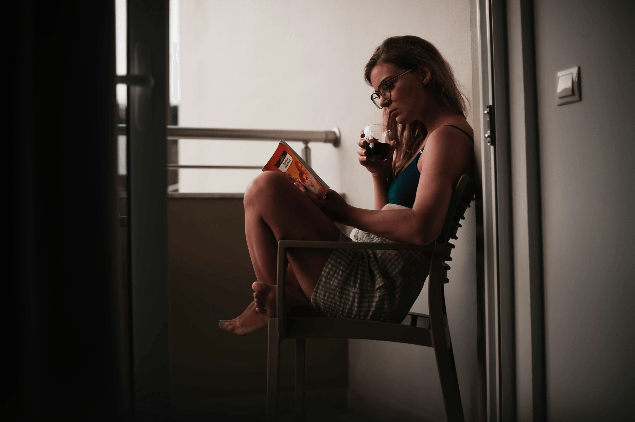 徹夜無眠，刷到世界末日——Doom Scrolling 為何讓你焦慮、停不下來？｜身心靈｜療寮診所．板橋江子翠｜家醫科診所．心理諮商