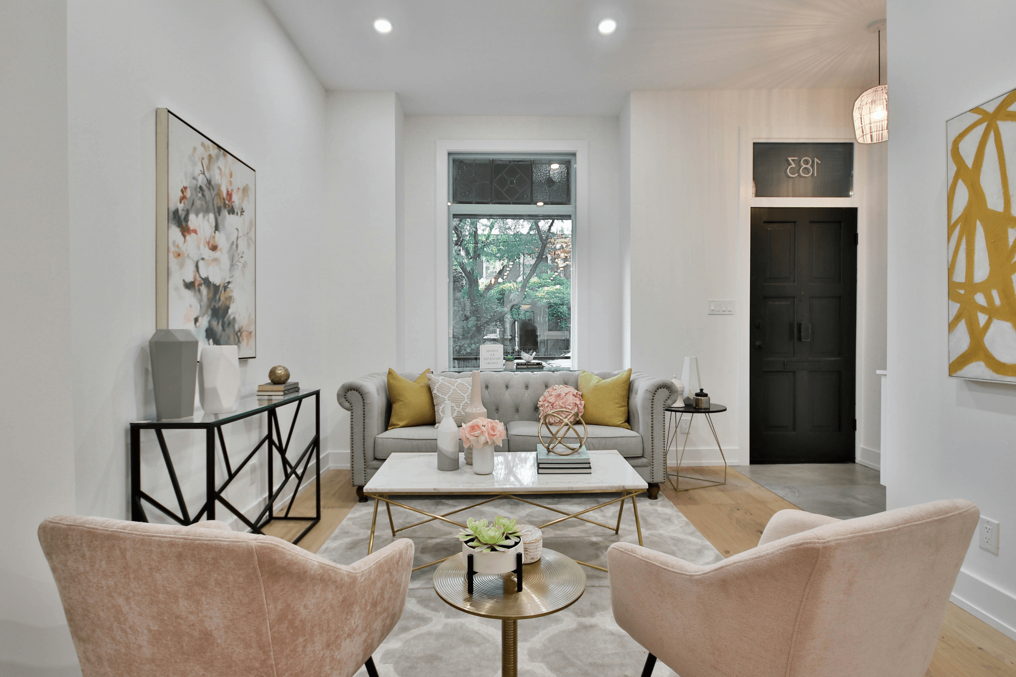 桃園室內設計現代風客廳設計，大理石電視牆與木質櫃體營造簡約質感空間