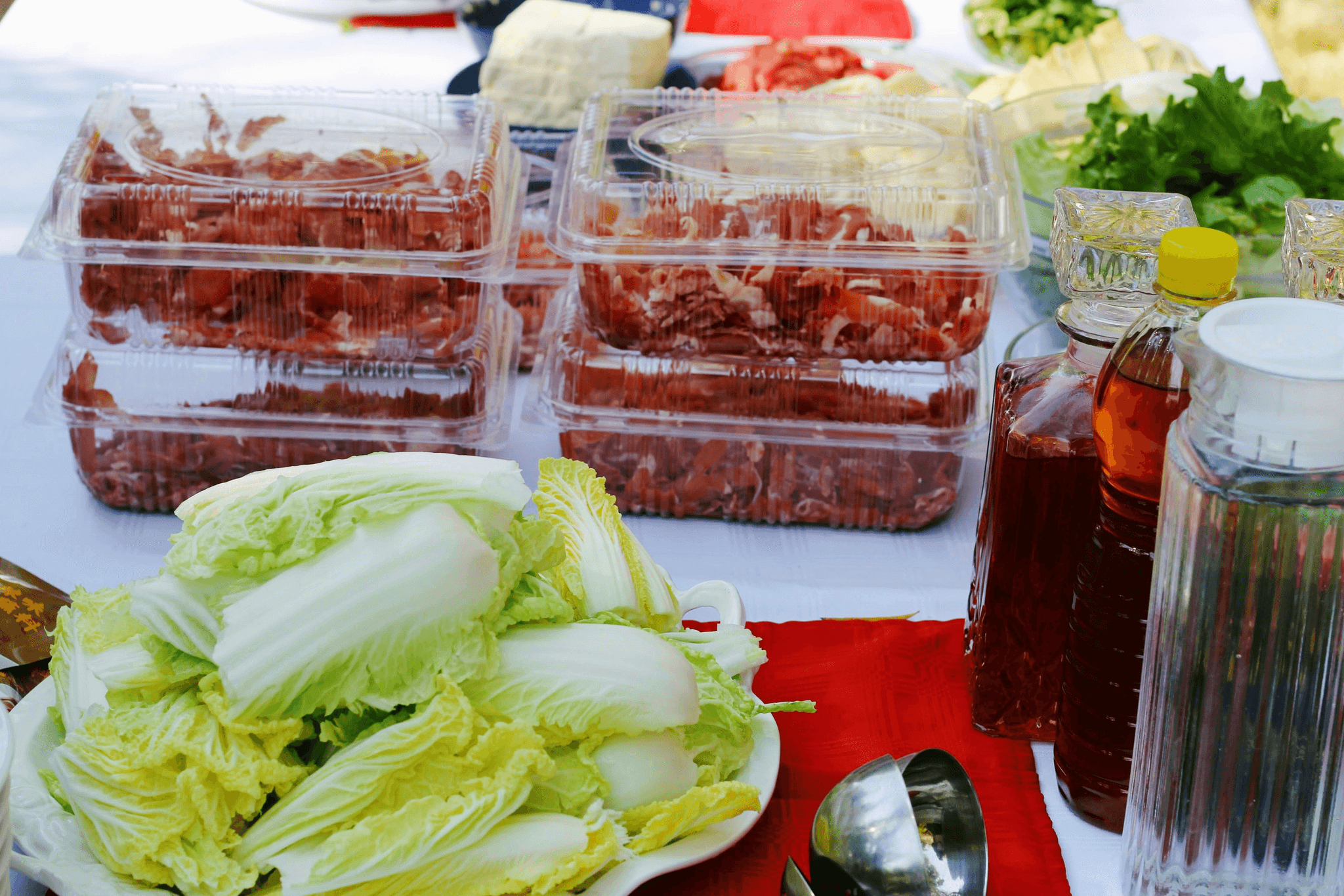 custom printed deli containers showcasing vibrant salad ingredients